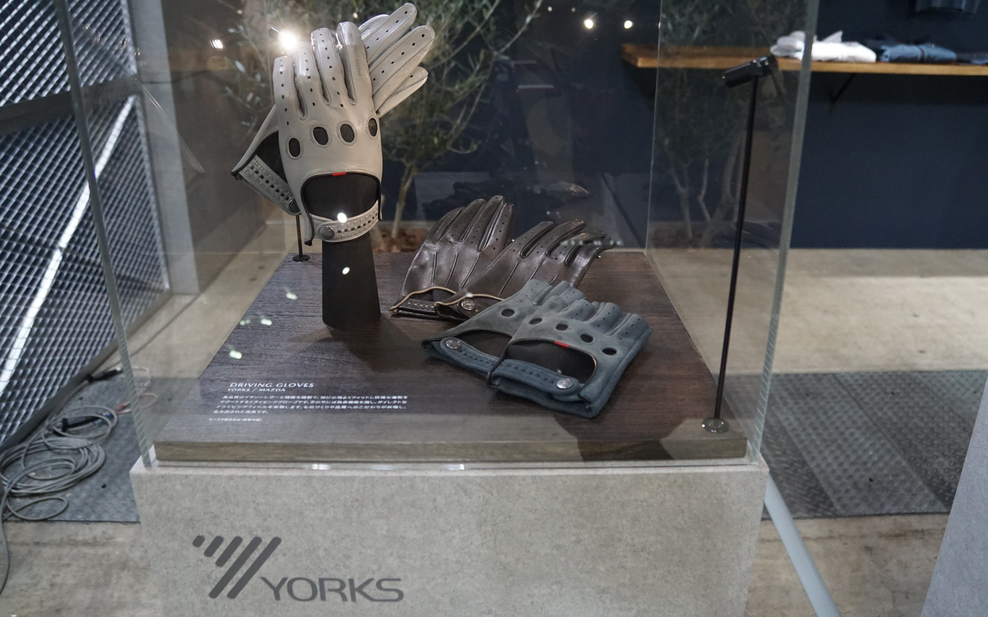 会場にはアパレルやグッズなども展示された