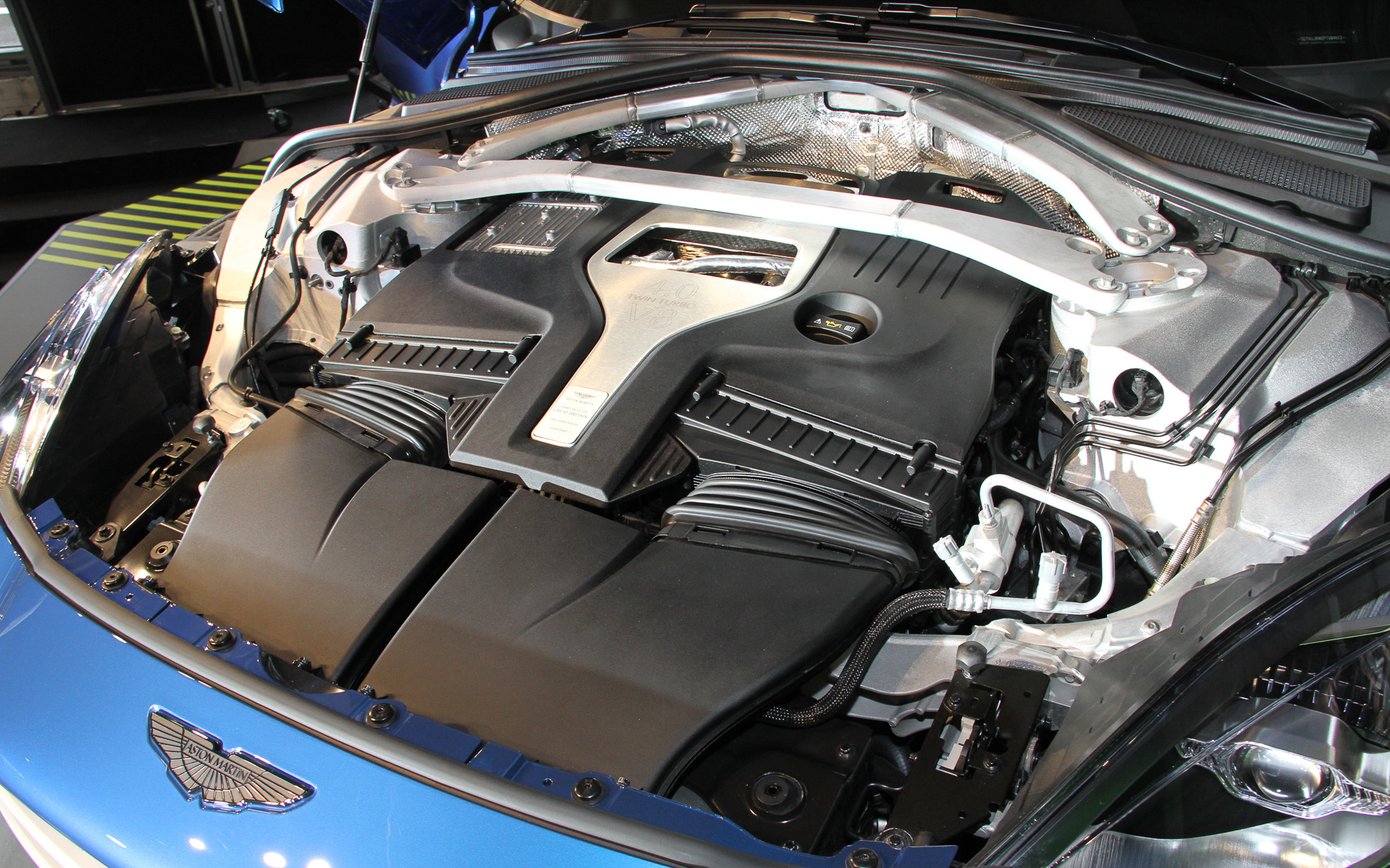 DBX707が搭載するV型8気筒DOHC 4.0リッターツインターボエンジンは最高出力520kW（707PS）/4500rpm、最大トルク900Nm/2600-4500rpmを発生