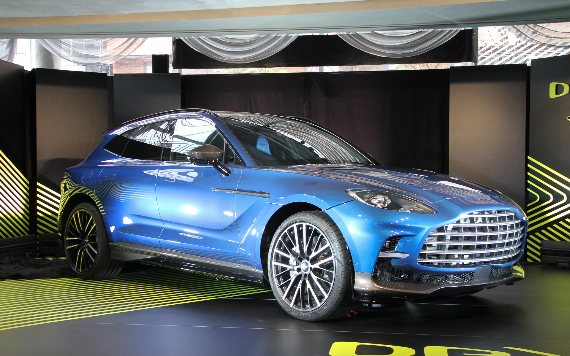 プラズマブルーカラーのDBX707。ボディサイズは5039×2050×1680mm（全長×全幅［ミラー格納時］×全高）、ホイールベースは3060mm。9速の湿式クラッチオートマチック・トランスミッションを介して4輪を駆動する