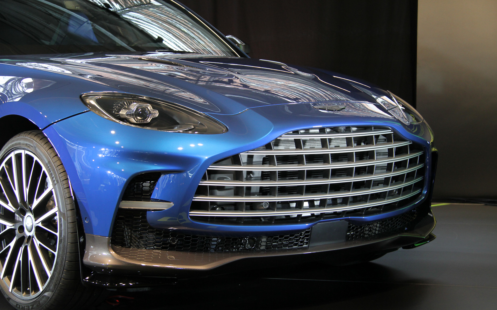 フロントエンドでは大型フロントグリルと新設計されたDRL、新しいエアインテーク、ブレーキ冷却ダクト、新しいフロント・スプリッターの形状を特徴としたほか、V8と9速トランスミッションの冷却ニーズに合わせて大幅に拡大されたサテン・クロームグリルには、ダブルベーンと6本の水平バーを配してビジュアル・インパクトを高めた。撮影車はオプションの23インチ・アロイホイールを装着