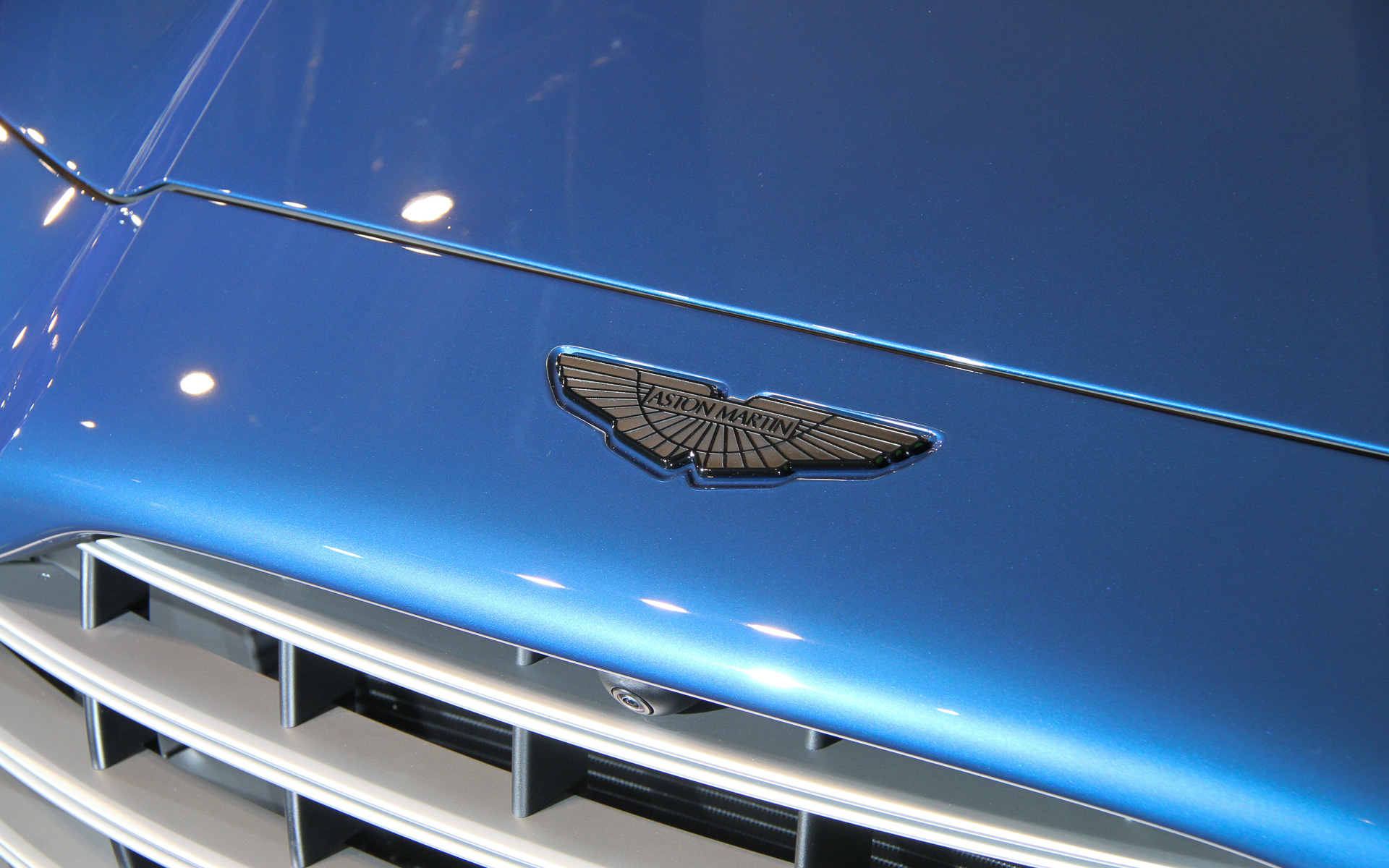 フロントエンドでは大型フロントグリルと新設計されたDRL、新しいエアインテーク、ブレーキ冷却ダクト、新しいフロント・スプリッターの形状を特徴としたほか、V8と9速トランスミッションの冷却ニーズに合わせて大幅に拡大されたサテン・クロームグリルには、ダブルベーンと6本の水平バーを配してビジュアル・インパクトを高めた。撮影車はオプションの23インチ・アロイホイールを装着