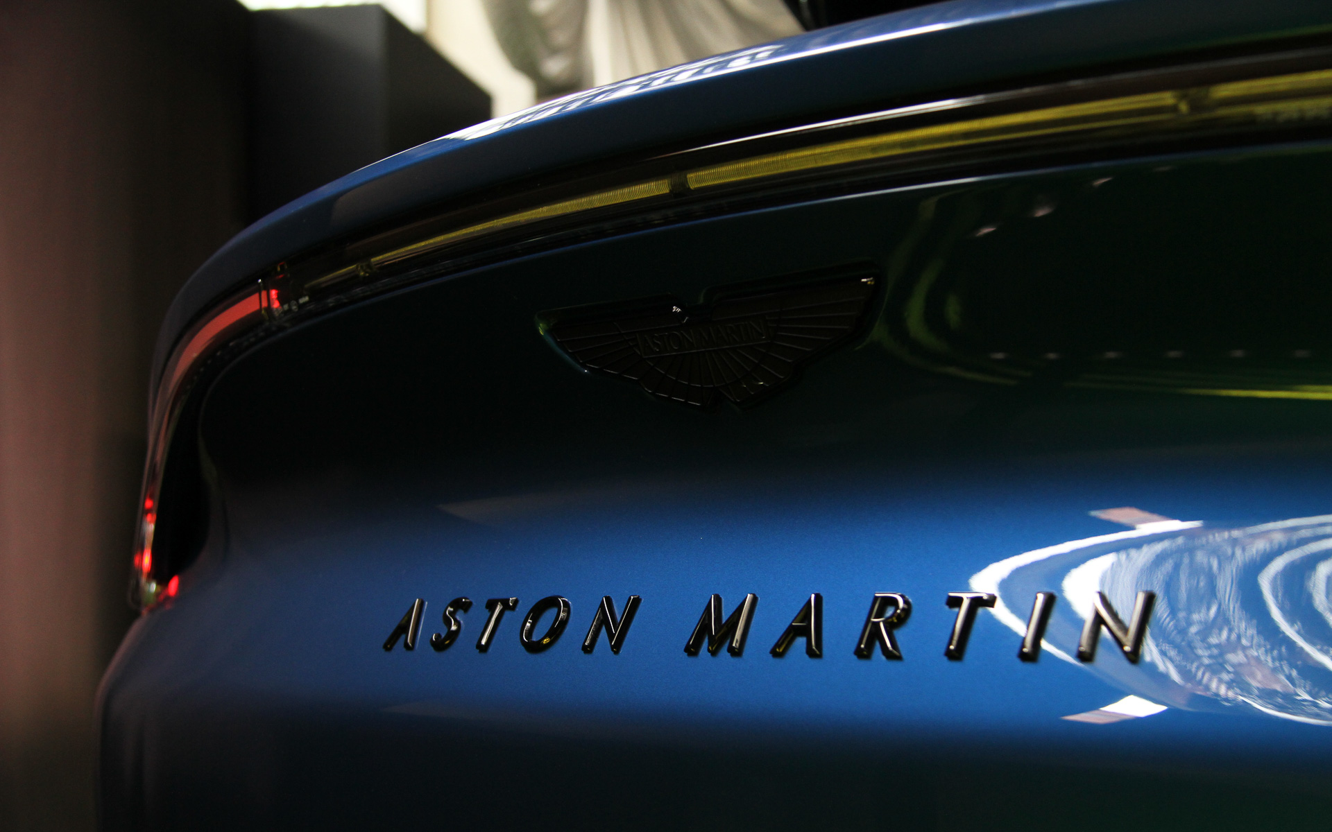 フロントエンドでは大型フロントグリルと新設計されたDRL、新しいエアインテーク、ブレーキ冷却ダクト、新しいフロント・スプリッターの形状を特徴としたほか、V8と9速トランスミッションの冷却ニーズに合わせて大幅に拡大されたサテン・クロームグリルには、ダブルベーンと6本の水平バーを配してビジュアル・インパクトを高めた。撮影車はオプションの23インチ・アロイホイールを装着