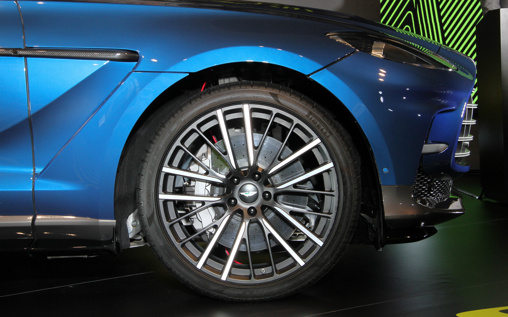 フロントエンドでは大型フロントグリルと新設計されたDRL、新しいエアインテーク、ブレーキ冷却ダクト、新しいフロント・スプリッターの形状を特徴としたほか、V8と9速トランスミッションの冷却ニーズに合わせて大幅に拡大されたサテン・クロームグリルには、ダブルベーンと6本の水平バーを配してビジュアル・インパクトを高めた。撮影車はオプションの23インチ・アロイホイールを装着