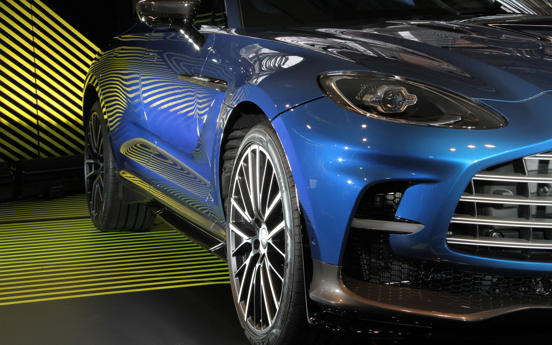 フロントエンドでは大型フロントグリルと新設計されたDRL、新しいエアインテーク、ブレーキ冷却ダクト、新しいフロント・スプリッターの形状を特徴としたほか、V8と9速トランスミッションの冷却ニーズに合わせて大幅に拡大されたサテン・クロームグリルには、ダブルベーンと6本の水平バーを配してビジュアル・インパクトを高めた。撮影車はオプションの23インチ・アロイホイールを装着