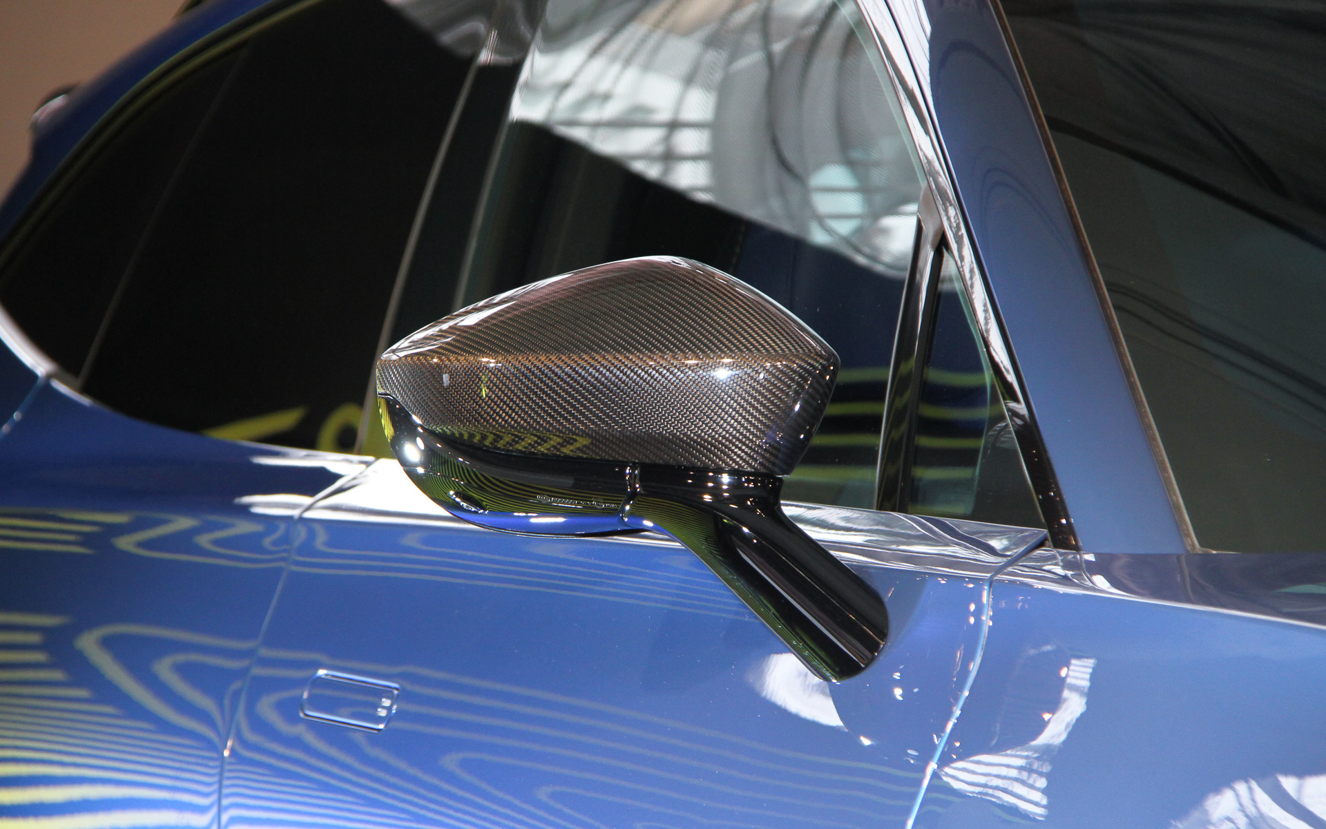 フロントエンドでは大型フロントグリルと新設計されたDRL、新しいエアインテーク、ブレーキ冷却ダクト、新しいフロント・スプリッターの形状を特徴としたほか、V8と9速トランスミッションの冷却ニーズに合わせて大幅に拡大されたサテン・クロームグリルには、ダブルベーンと6本の水平バーを配してビジュアル・インパクトを高めた。撮影車はオプションの23インチ・アロイホイールを装着