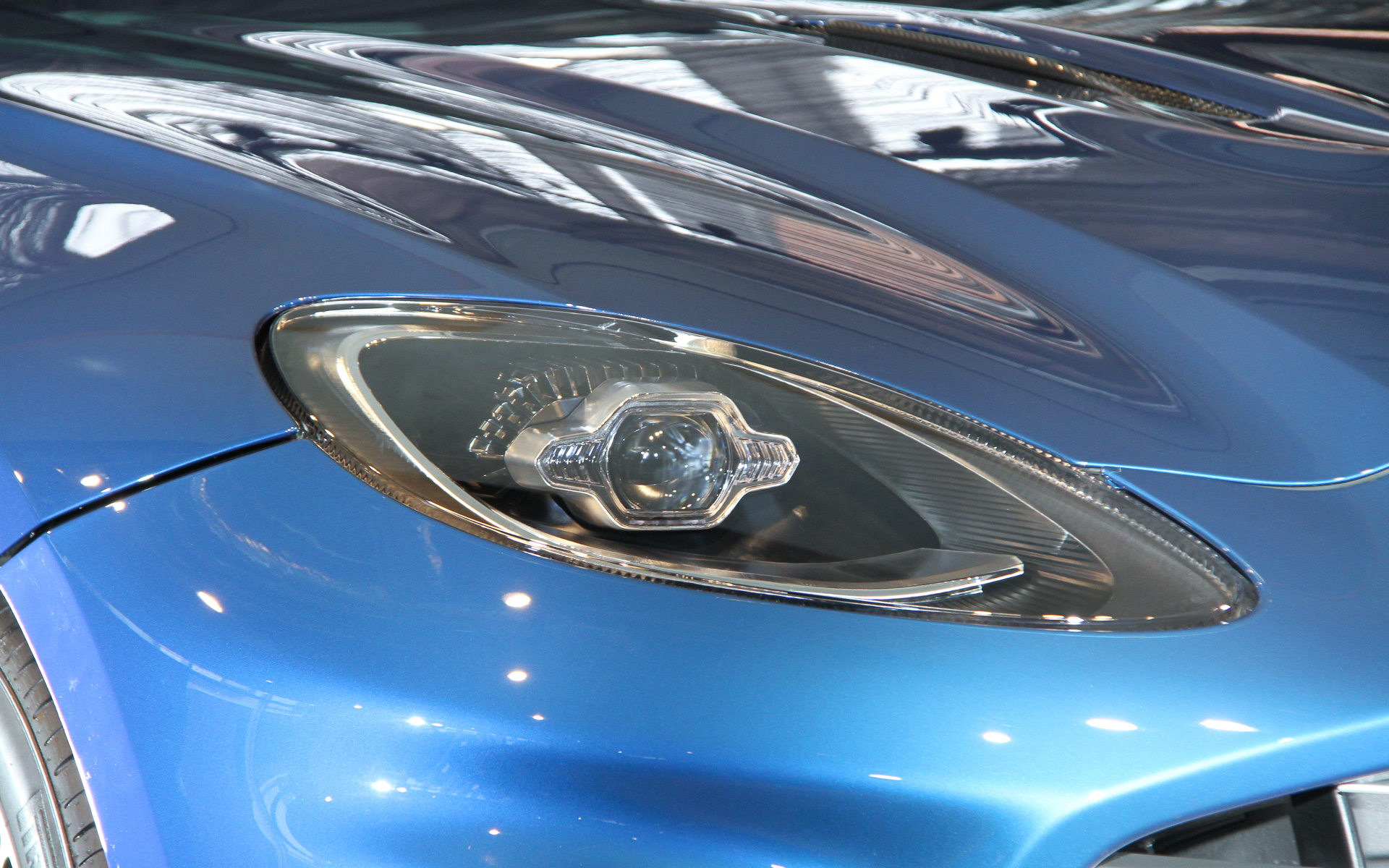 フロントエンドでは大型フロントグリルと新設計されたDRL、新しいエアインテーク、ブレーキ冷却ダクト、新しいフロント・スプリッターの形状を特徴としたほか、V8と9速トランスミッションの冷却ニーズに合わせて大幅に拡大されたサテン・クロームグリルには、ダブルベーンと6本の水平バーを配してビジュアル・インパクトを高めた。撮影車はオプションの23インチ・アロイホイールを装着