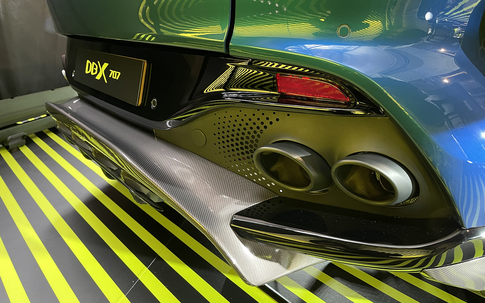 フロントエンドでは大型フロントグリルと新設計されたDRL、新しいエアインテーク、ブレーキ冷却ダクト、新しいフロント・スプリッターの形状を特徴としたほか、V8と9速トランスミッションの冷却ニーズに合わせて大幅に拡大されたサテン・クロームグリルには、ダブルベーンと6本の水平バーを配してビジュアル・インパクトを高めた。撮影車はオプションの23インチ・アロイホイールを装着