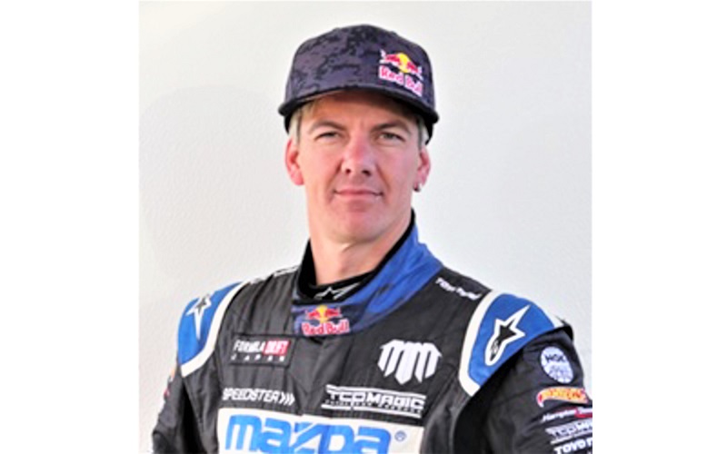 マッド・マイク（本名：マイケル・ウィデット）選手。ニュージーランド人。モトクロスレーサーの経験からオフロード走行、ドリフト走行を得意とし、ニュージーランド、オーストラリアを中心にアメリカ、イギリス、ロシア、日本など各国でさまざまなパフォーマンス走行を披露している。Red Bullサポートのもと世界中から動画を配信し続けている。2018年はフォーミュラドリフトジャパンのシリーズチャンピオンを獲得。参戦車両はマツダ「RX-7」