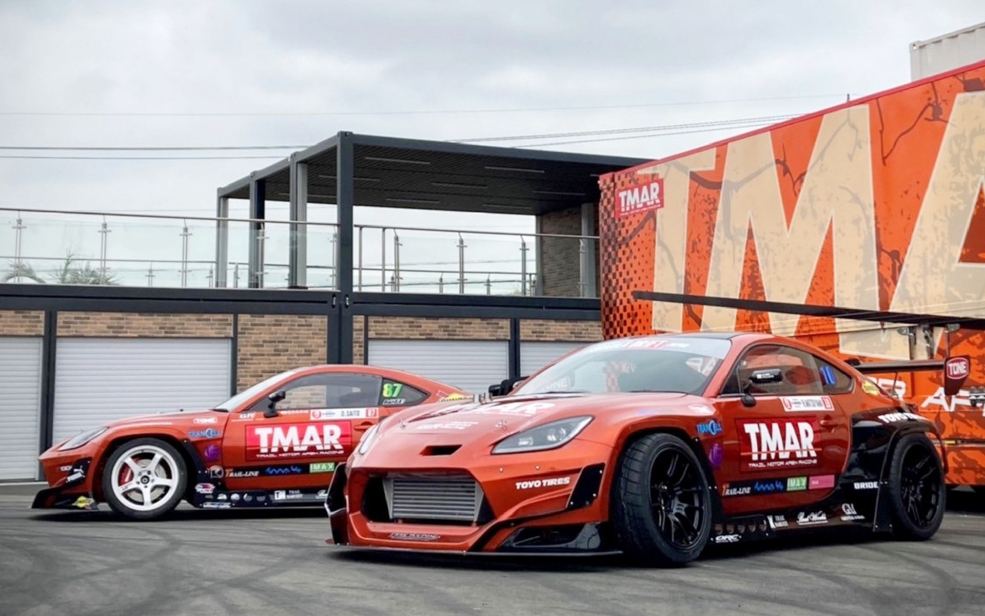 松山北斗選手。トヨタ自動車株式会社に勤務するテストドライバーで、2019年にフォーミュラドリフトジャパンへ初参戦。2020年にFAT FIVE RACINGへ移籍。2022年はフォーミュラドリフトジャパン、D1GP両方のシリーズ参戦を表明している。参戦車両はトヨタ「GR86」（右画像手前側）