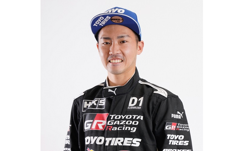 松山北斗選手。トヨタ自動車株式会社に勤務するテストドライバーで、2019年にフォーミュラドリフトジャパンへ初参戦。2020年にFAT FIVE RACINGへ移籍。2022年はフォーミュラドリフトジャパン、D1GP両方のシリーズ参戦を表明している。参戦車両はトヨタ「GR86」（右画像手前側）