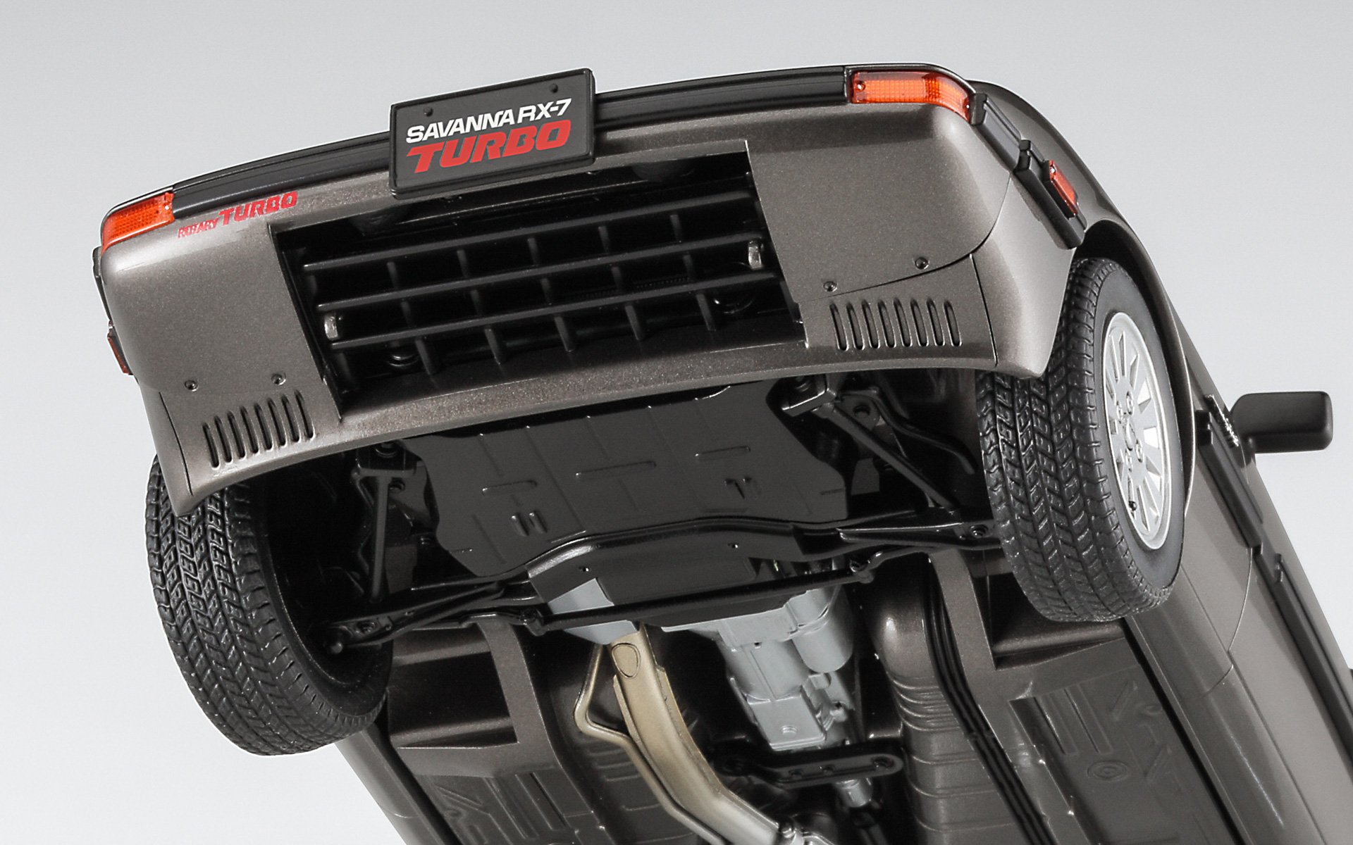 フロントバンパー下側もリアルに造形