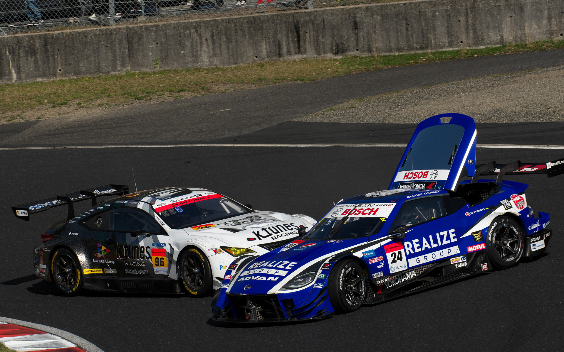 終盤FCYが出る原因になったGT500車両とGT300車両の接触、GT500車両のリアハッチが飛んでいったが、走り続けることができた