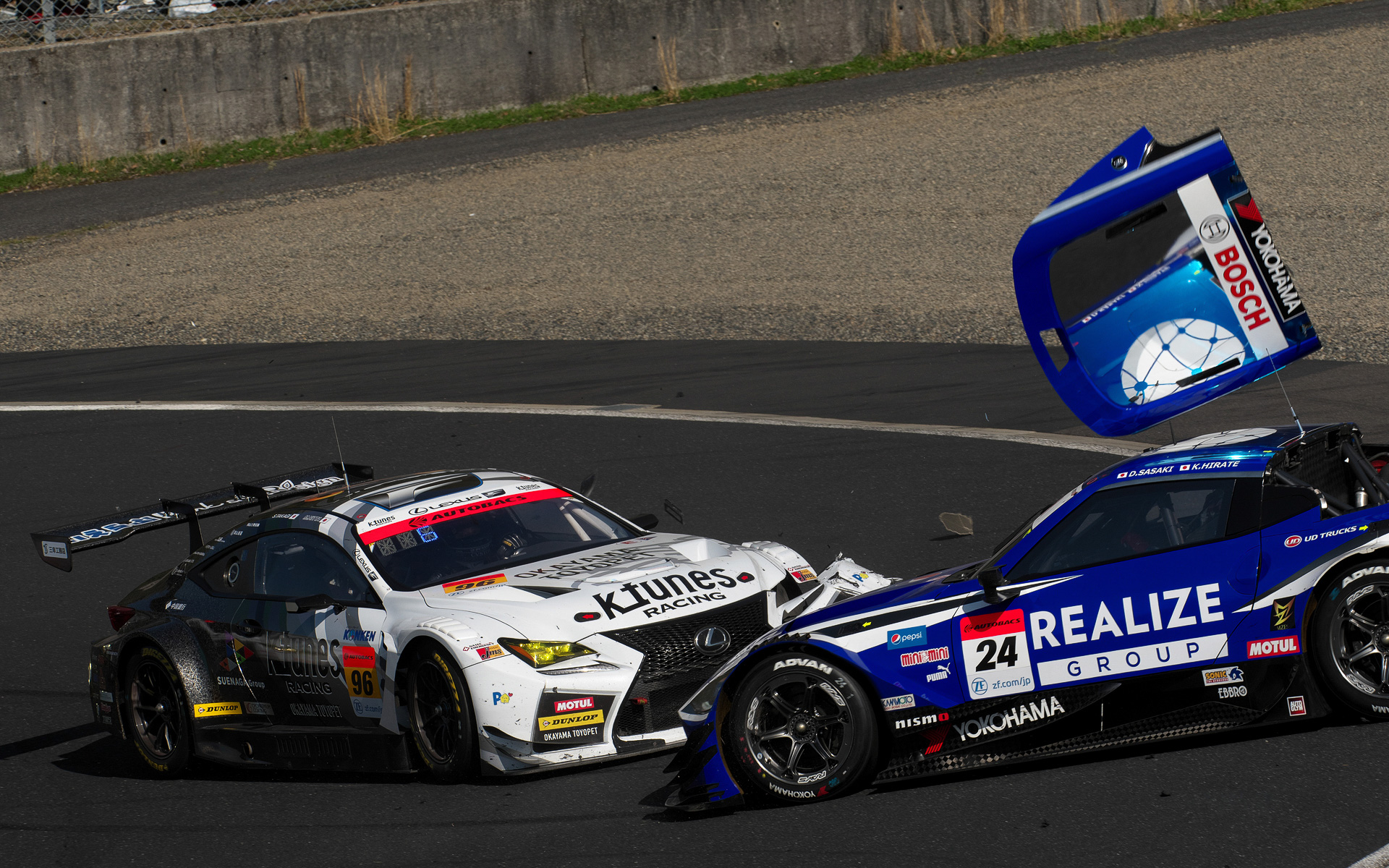 終盤FCYが出る原因になったGT500車両とGT300車両の接触、GT500車両のリアハッチが飛んでいったが、走り続けることができた