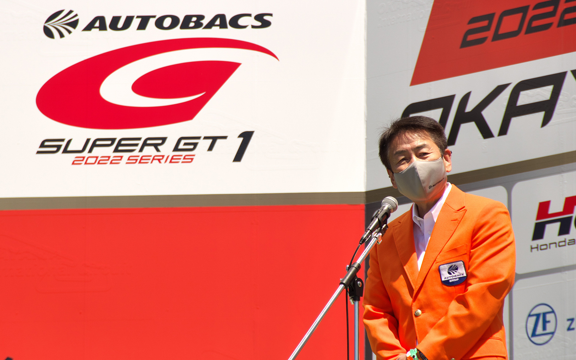 会見後、岡山国際サーキットを訪れたファンに向けてあいさつするオートバックスセブン 小林代表取締役