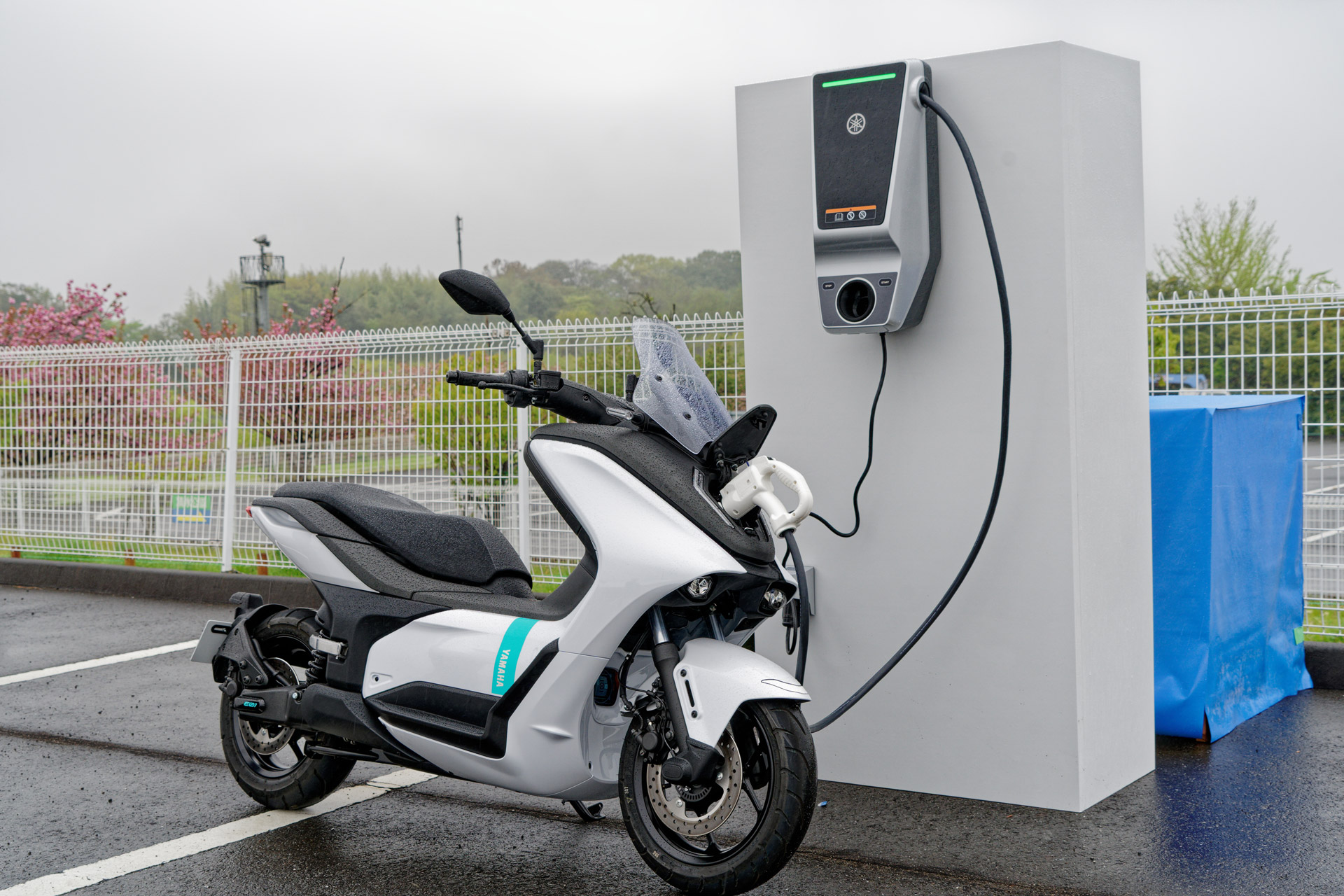 自宅などに設置することを想定した普通充電器での充電の様子