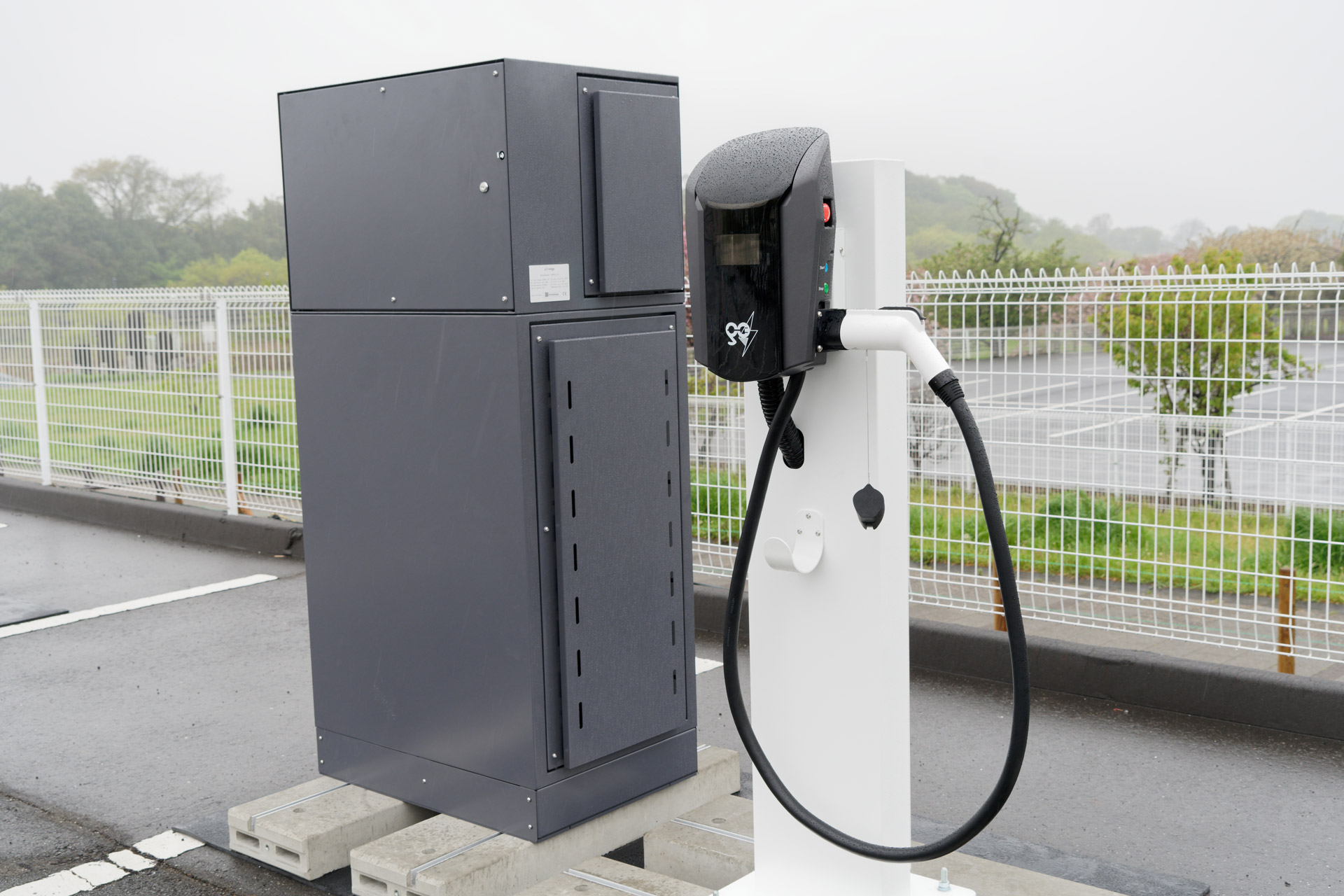 こちらは急速充電器。設置場所は現在調整中とのこと