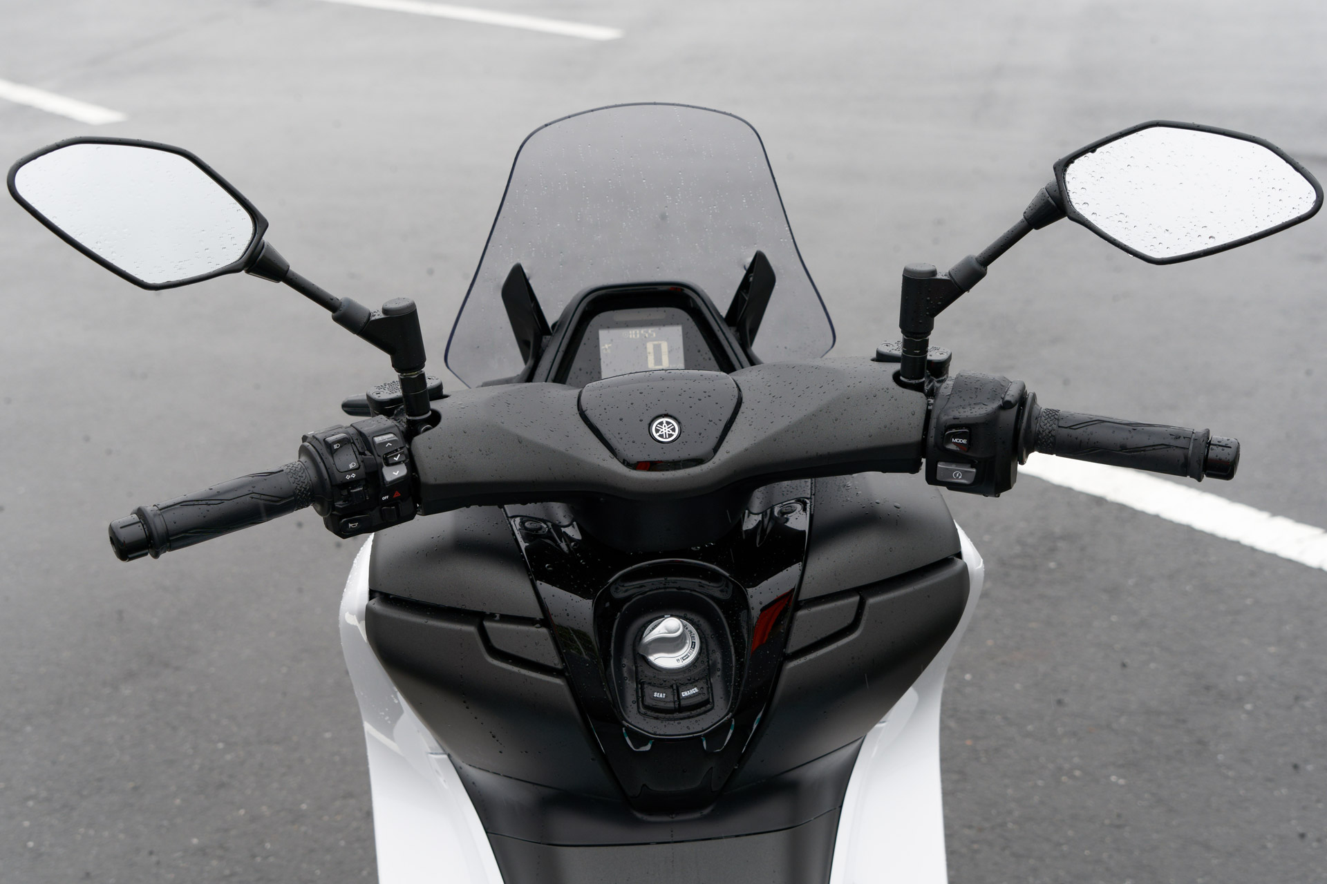 ハンドル右側にある「MODE」ボタンで走行モードを切り替える