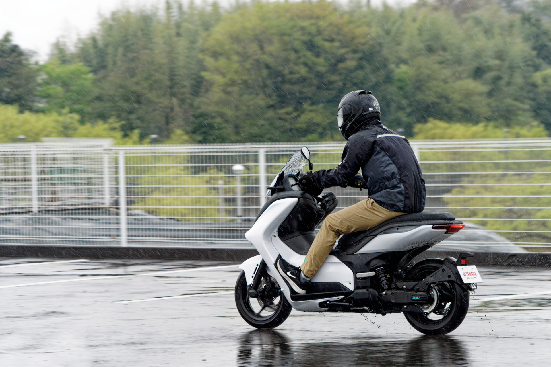 加速は力強いが、立ち上がりに唐突さはないので、スリップするような不安はない