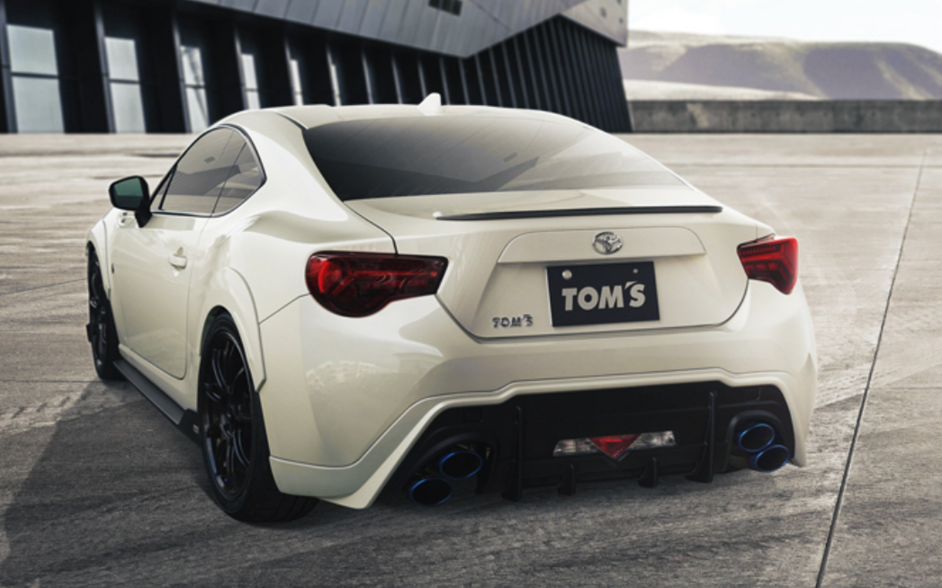 トムスの“Sport”スタイリングパーツのフロント、サイド、リアに加えオーバーフェンダーを装着したイメージ