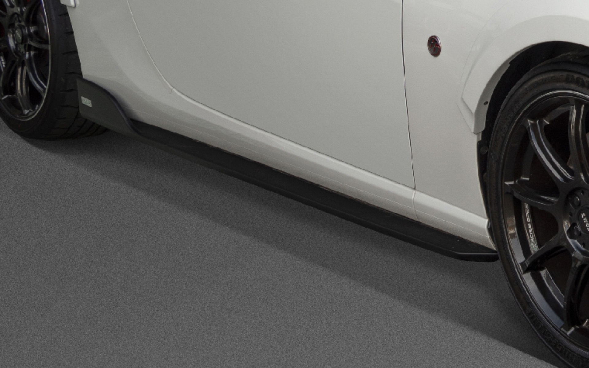 サイドディフューザーは7万4800円（フットブラック）