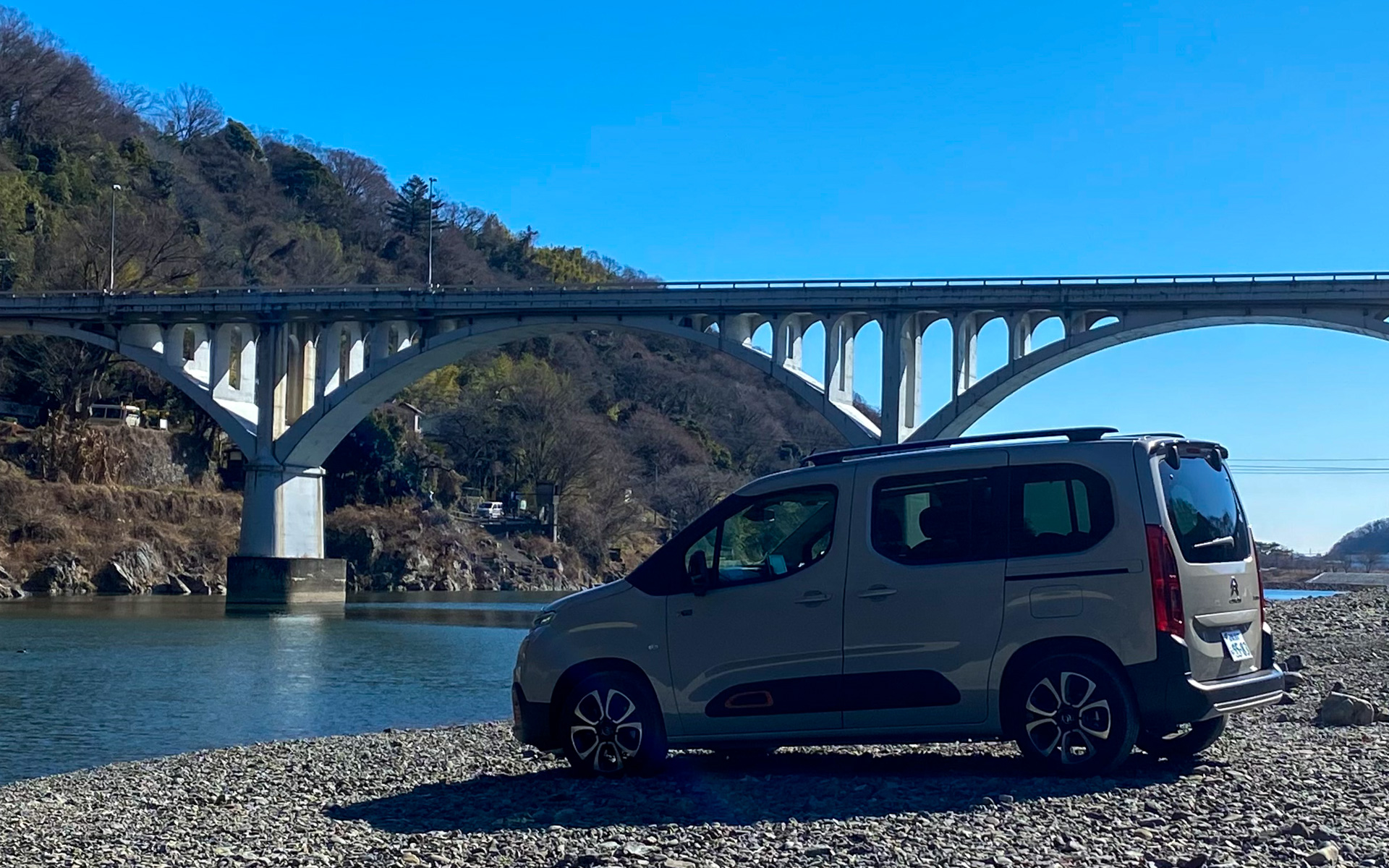 誰でも自由に入ってBBQが楽しめる、相模原の河川敷にやってきました。何組かのカップルやファミリーが思い思いにアウトドアを満喫していましたが、ベルランゴの注目度は抜群。輸入車でスライドドアのクルマは珍しいので、「こんなクルマがあるんですね」と驚いている人もいました。全長4405mm、全幅1850mmという、日本の道路事情でもぎりぎり扱いやすいサイズがいいですよね