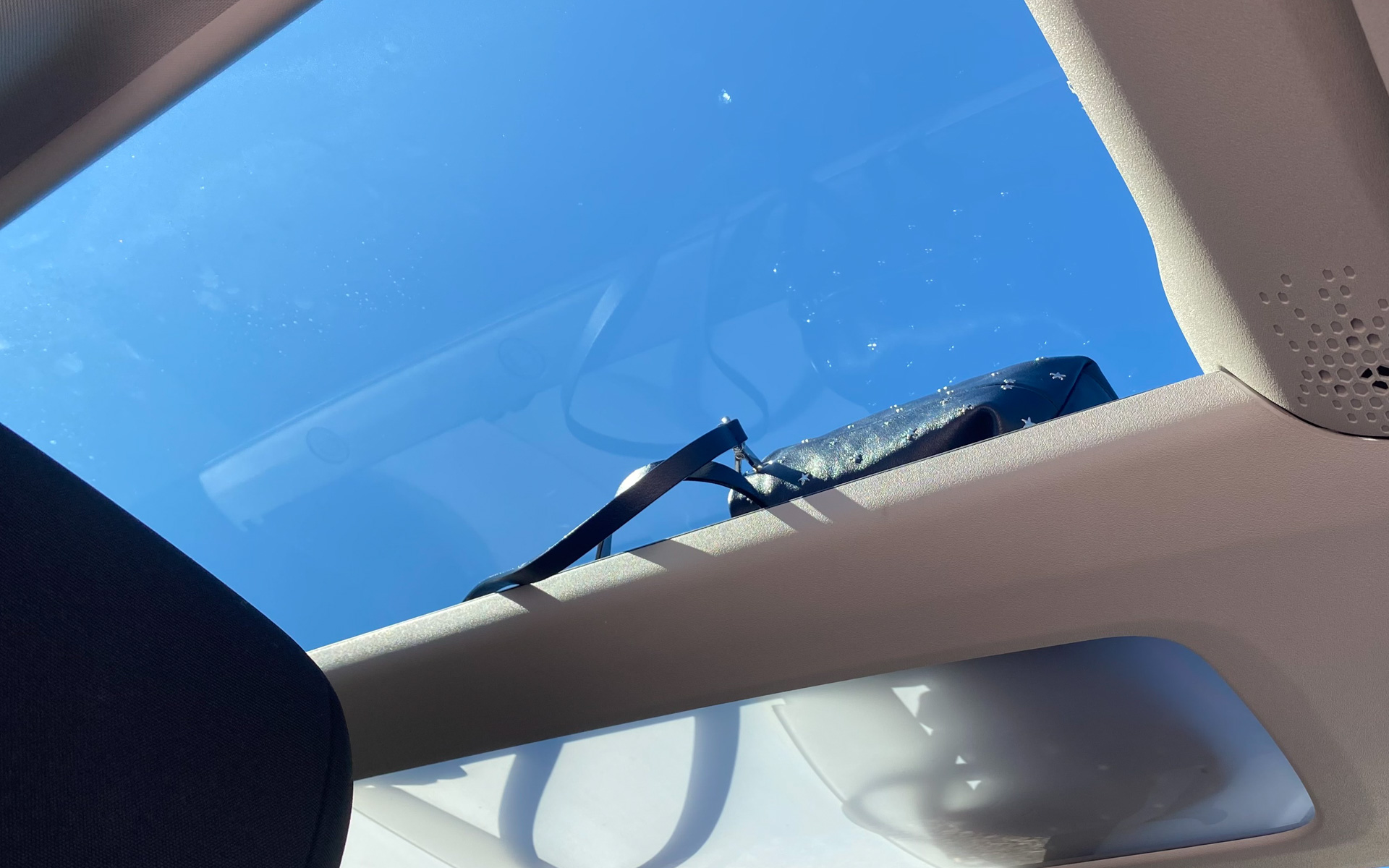 シトロエンでは「モジュトップ」と呼ばれている多機能ルーフストレージ。この柱はフローティングアーチと言って、約14Lの容量がある収納スペースです。サンバイザーの上部に約18Lの収納、後席と荷室をつなぐ部分にも約60Lの収納BOXがあり、いろんなモノがすっきりと収まるのもベルランゴのいいところです