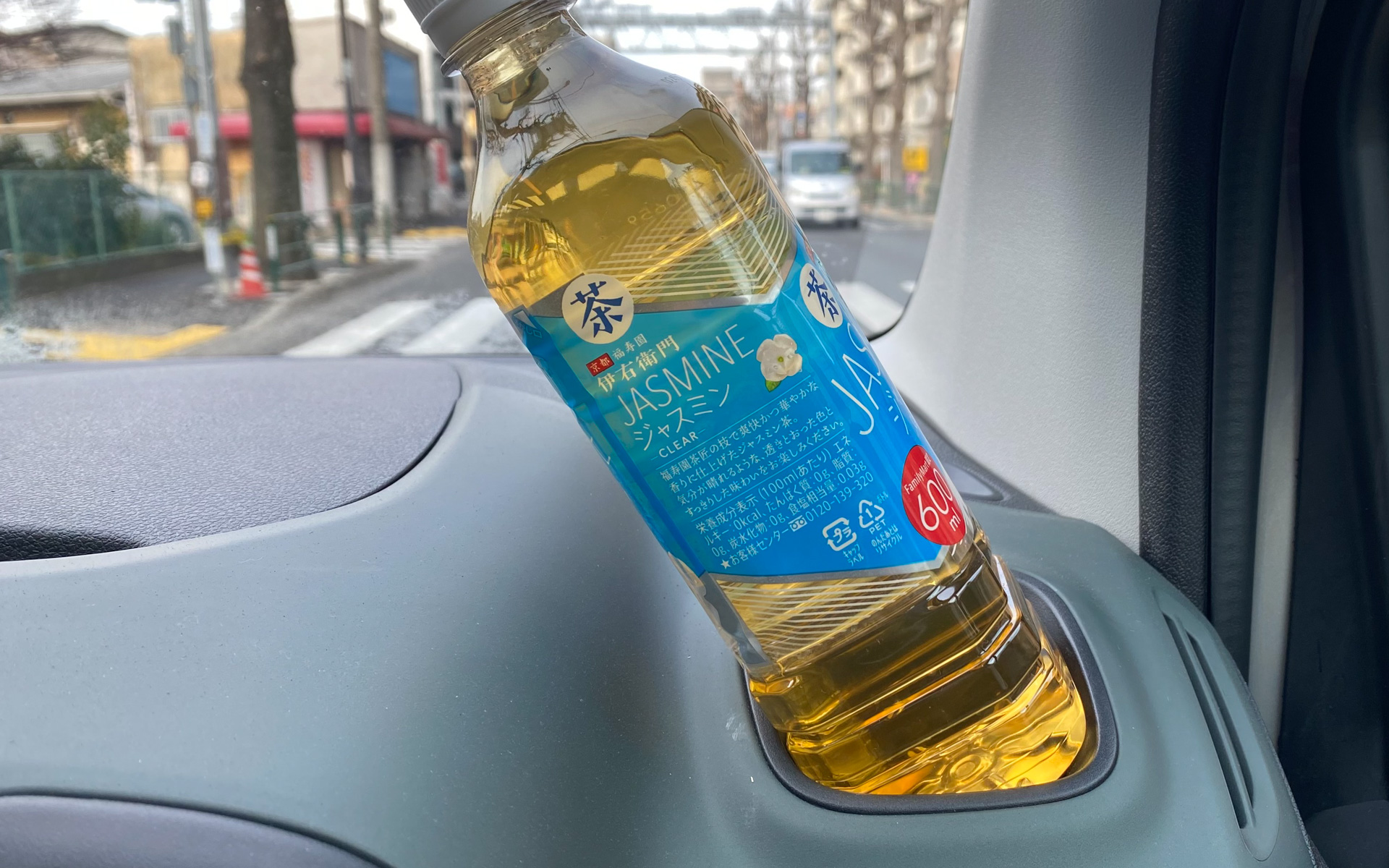 カングーのドリンクホルダーもあんまり日本のドリンク類には合わなかった記憶があるのですが、ベルランゴもこの通り。600mlのペットボトルは傾いてしまいます（笑）。でも、カングーのオーナーさんたちは自作のドリンクホルダーを吊るしていたり、市販のアクセサリーで好きなドリンクホルダーを後からつけたりしていて、それはそれで自分だけの空間にカスタマイズできて楽しいですよね