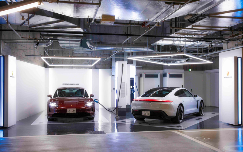 ポルシェ ターボチャージャー（急速充電器）が150kW仕様となるのは2022年夏以降を予定。写真は東京の虎ノ門ヒルズの地下3階駐車場内の設備