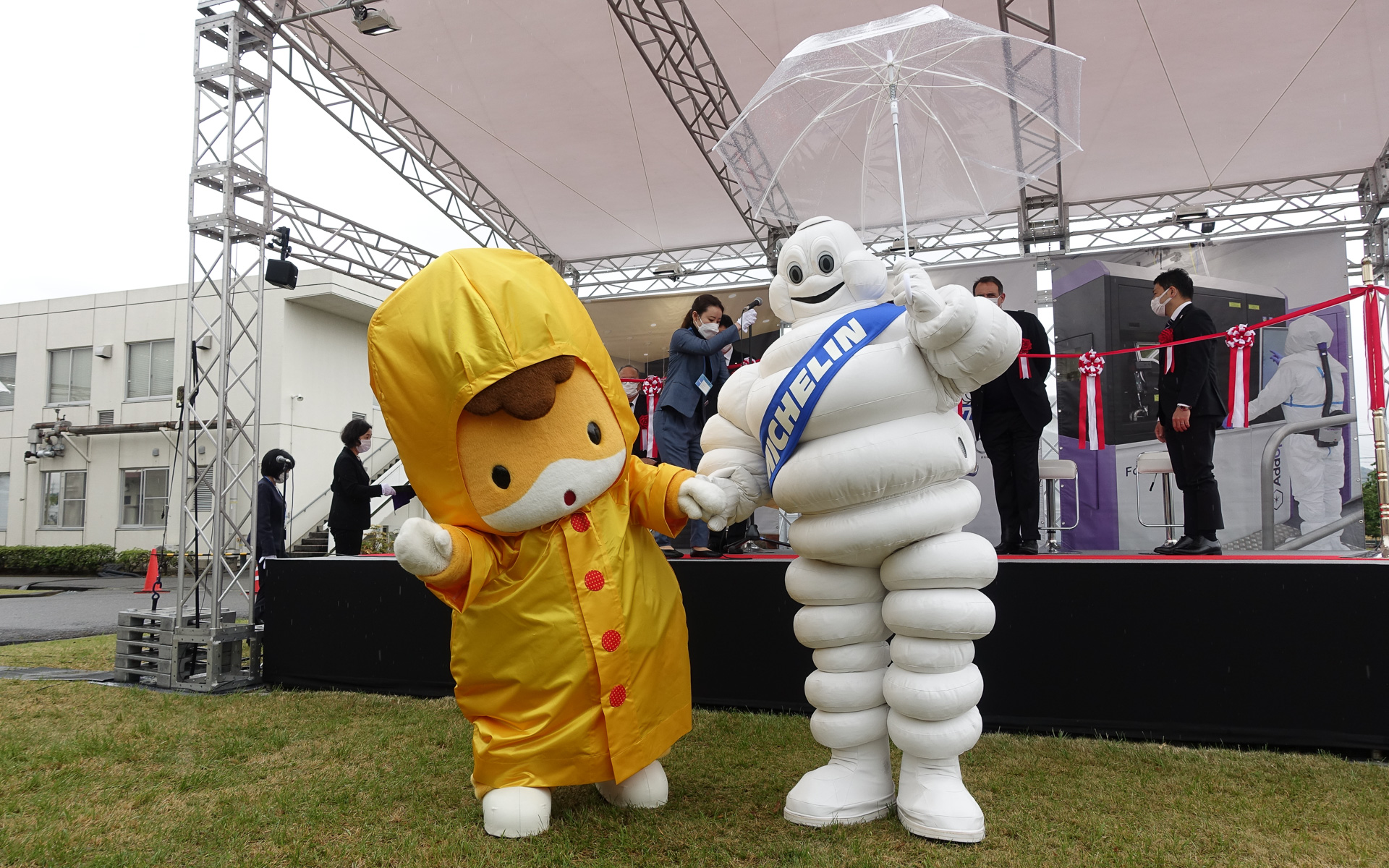 テープカットにはぐんまちゃん（左）とミシュランマン（右）も参加