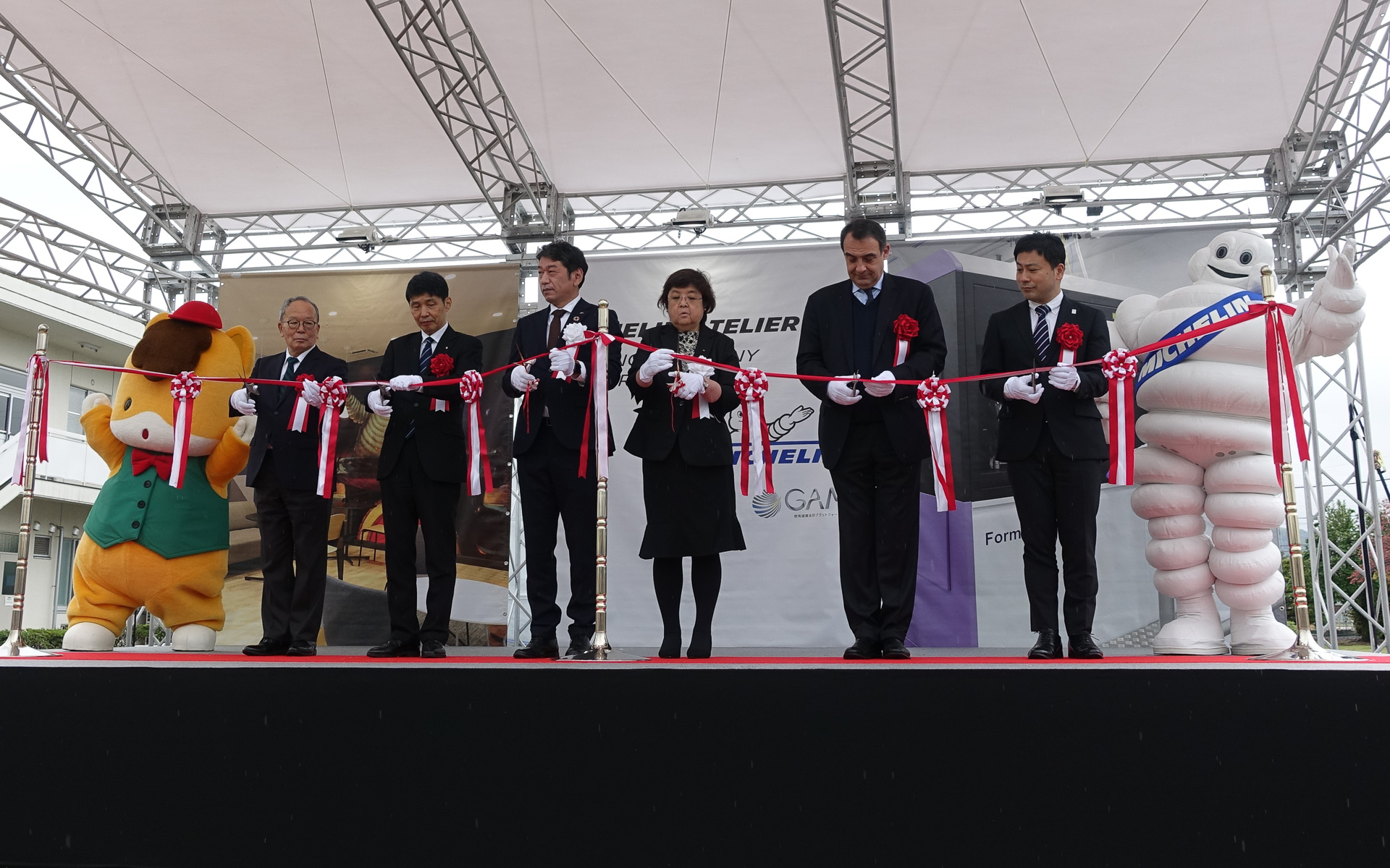 登壇者による開所式テープカット