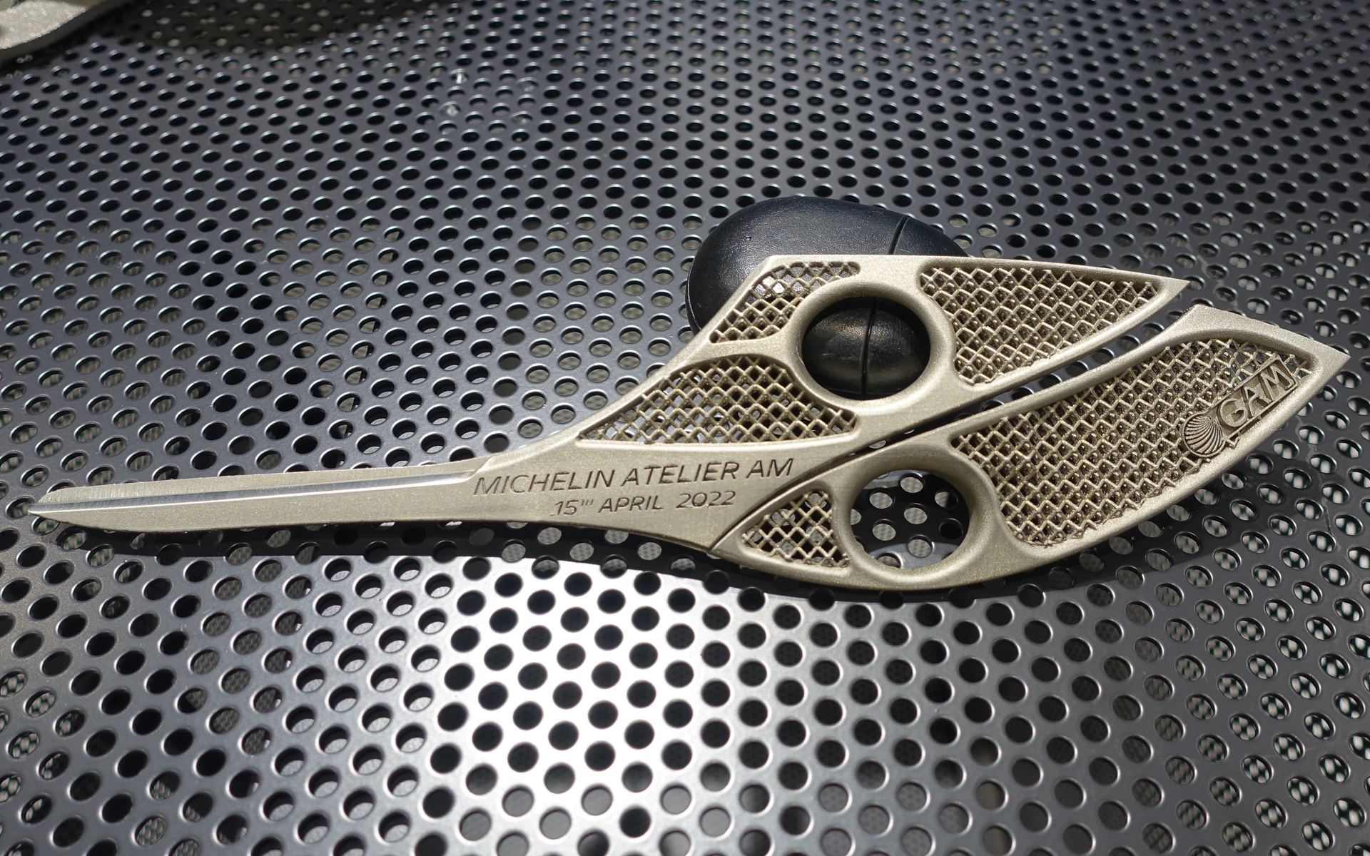 テープカットに使われたハサミ。金属3Dプリンタで造形されたもの