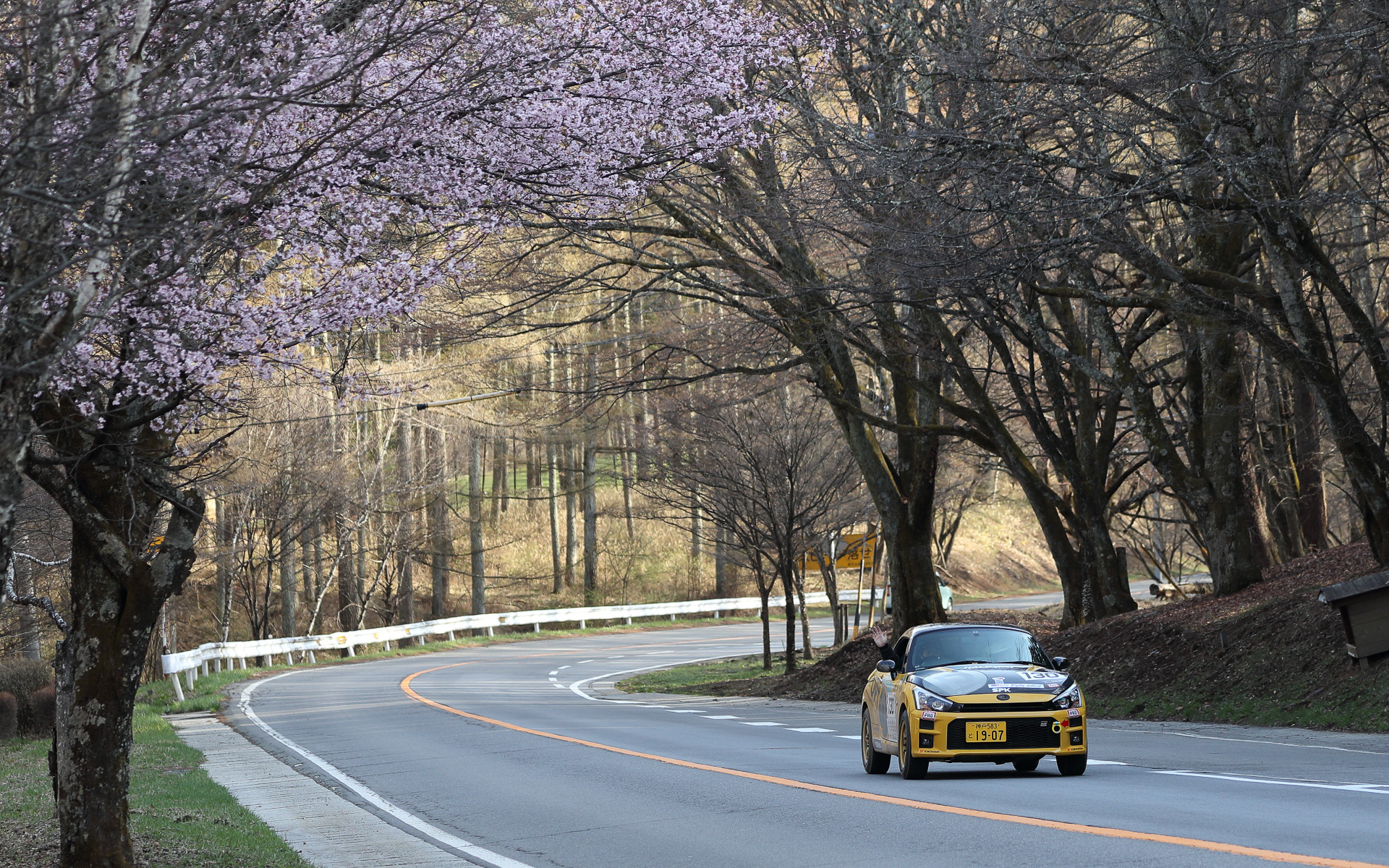 リエゾン区間を走るコペン