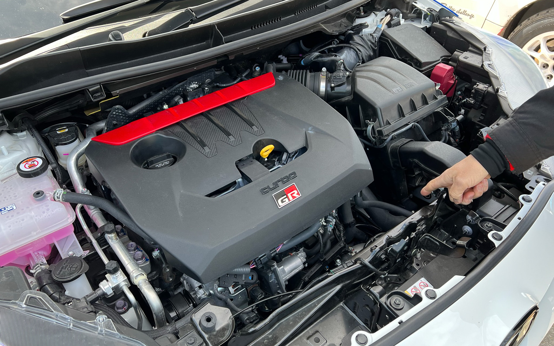 見た目は変わらない、新型8速AT搭載のGRヤリス。指を差した先にATが収まる