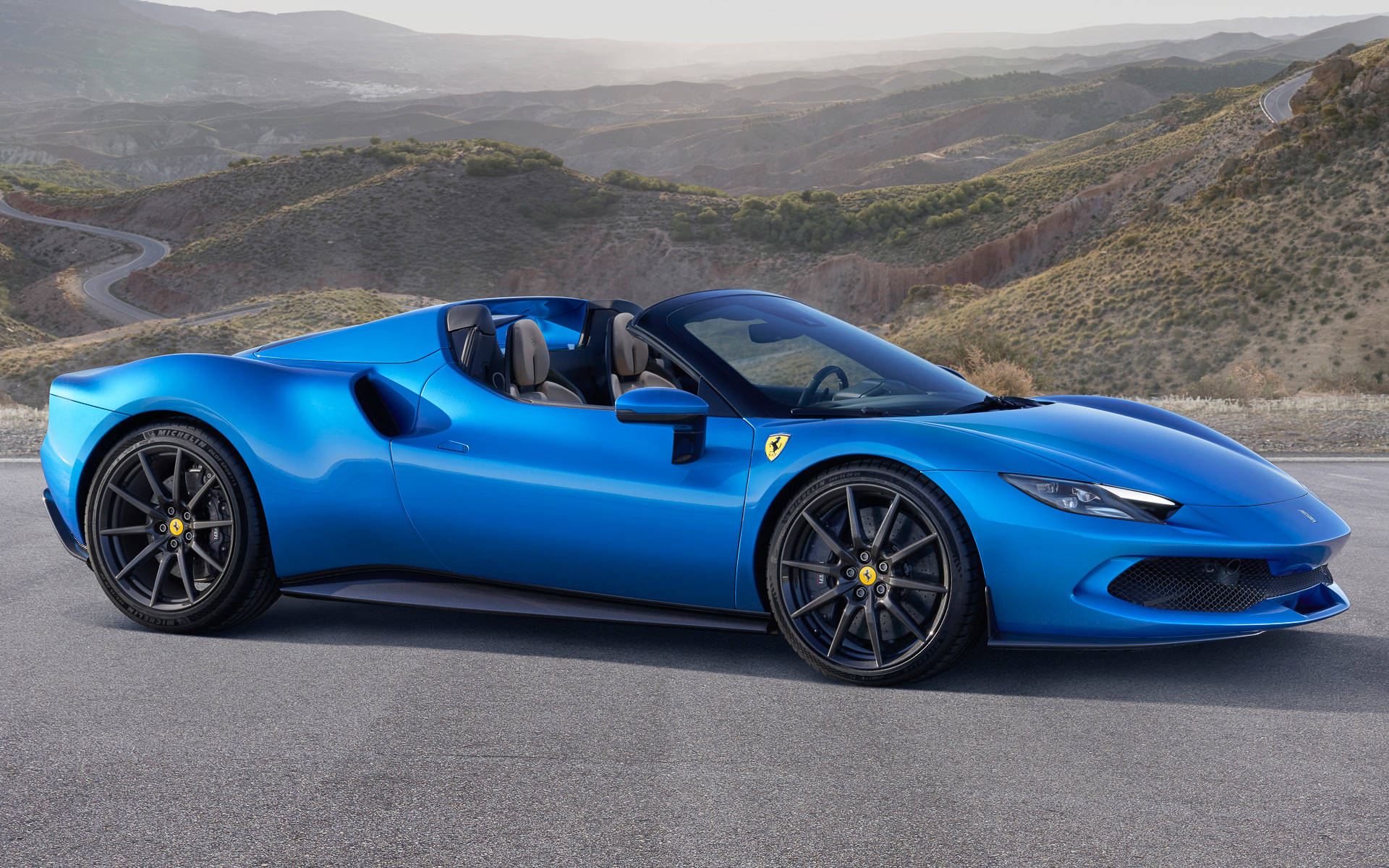 フェラーリからミッド・リアエンジンの2シーター・オープントップモデルとなる新型「296 GTS」が発表された