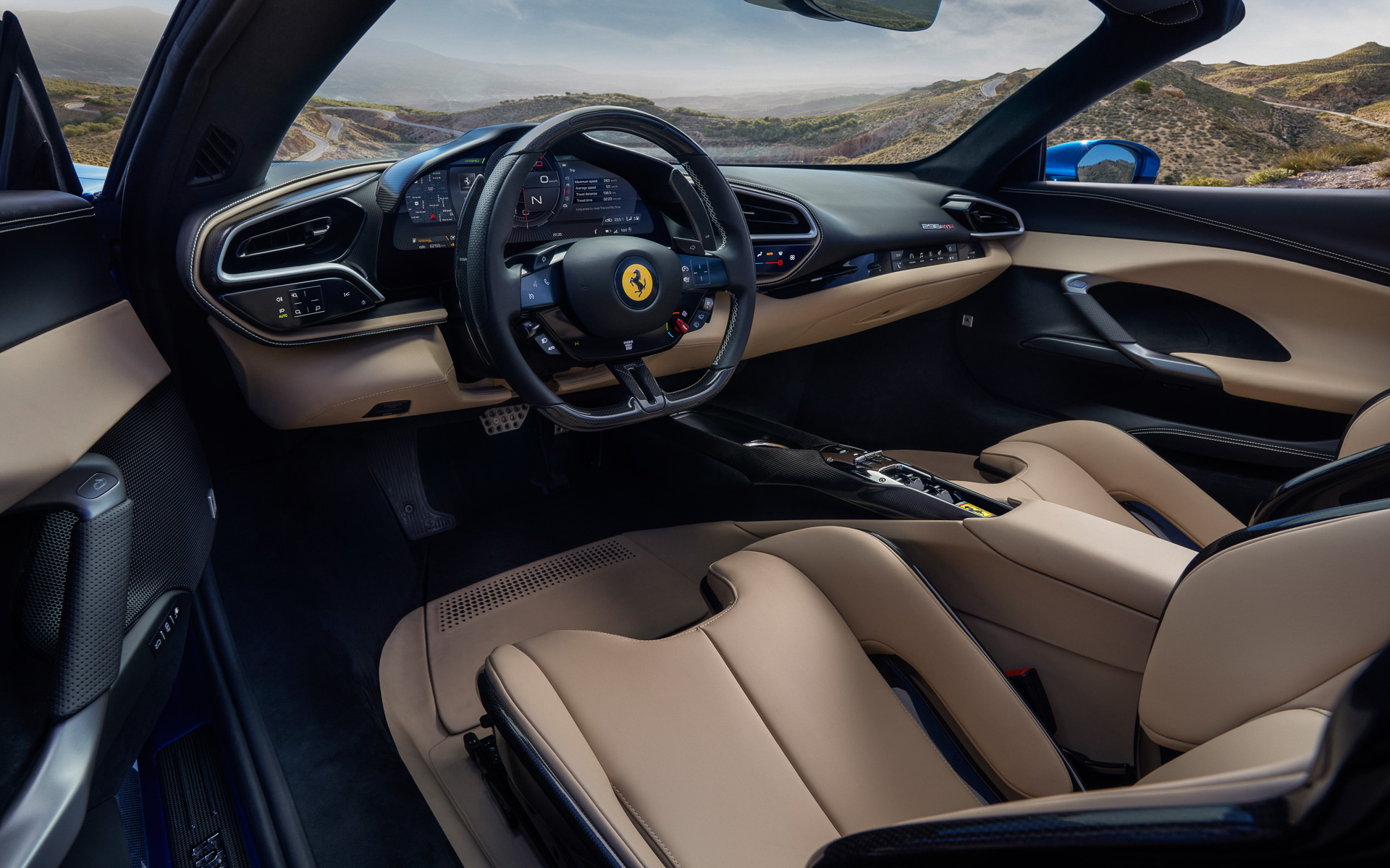 インテリアは、シートや内装に高級イタリアンレザーがあしらわれ、リアのトリム構造には空力的なフラップが組み込まれ、これが乱気流を抑制してオープントップで走行中の快適性を高めてくれるという