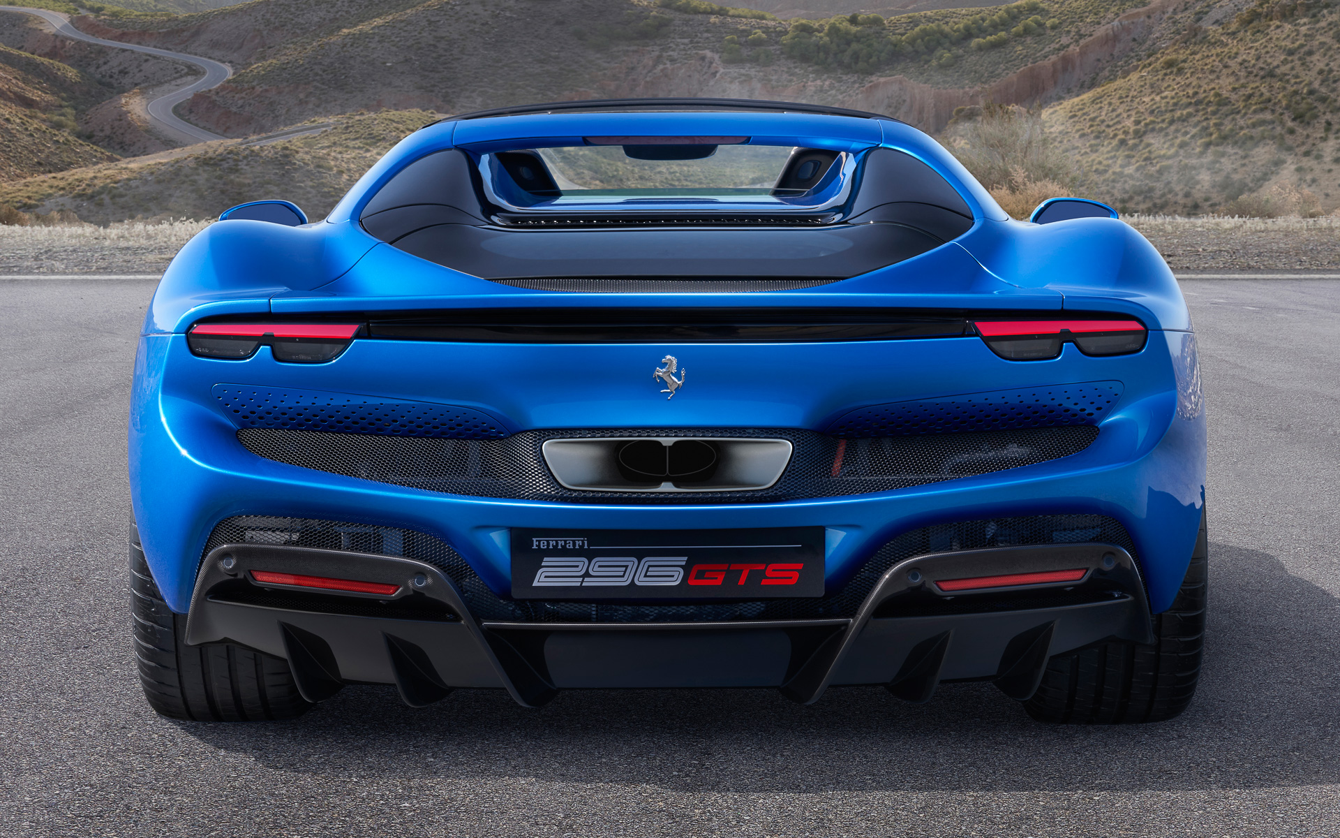 左右のテールランプの間にダウンフォースを高める「可変リアスポイラー」が格納されている