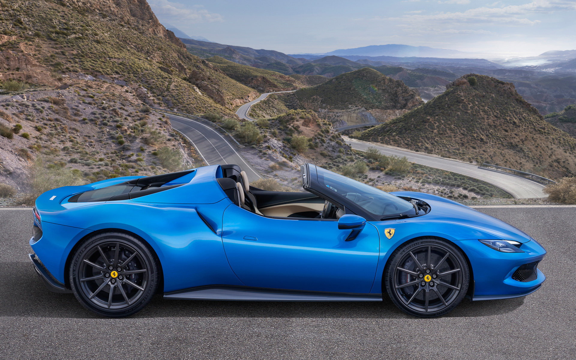 ルーフは格納時は2つに分割され、エンジンの前方に平らに折りたたまれる構造となっていて、エンジンの放熱特性は変化せず、デザインの全体的なバランスも損なわれないという