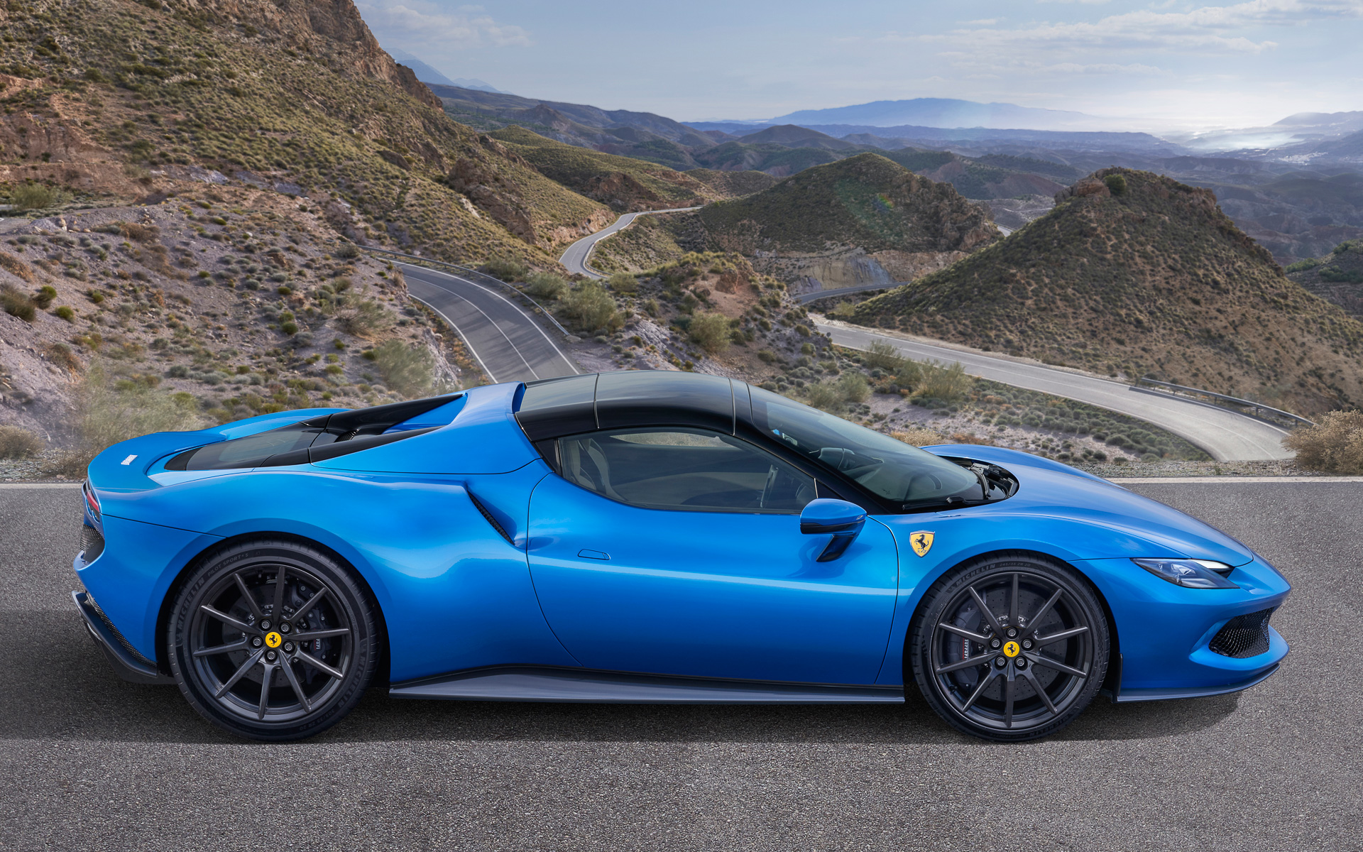 ルーフは格納時は2つに分割され、エンジンの前方に平らに折りたたまれる構造となっていて、エンジンの放熱特性は変化せず、デザインの全体的なバランスも損なわれないという