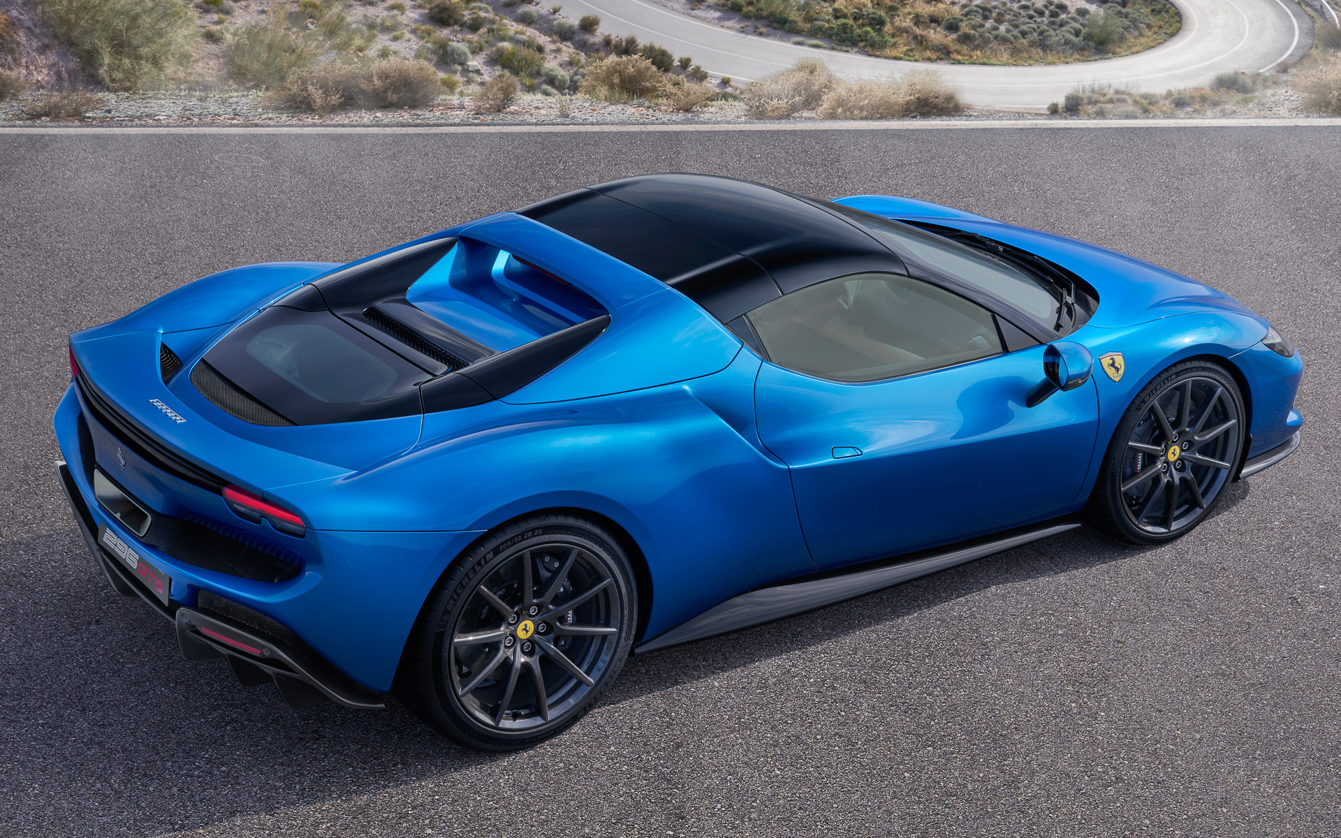 ボディサイズは4565×1958×1191mm（全長×全幅×全高）、ホイールベースは2600mm。296 GTBより全高が4mm高く、そのほかは同じ数値