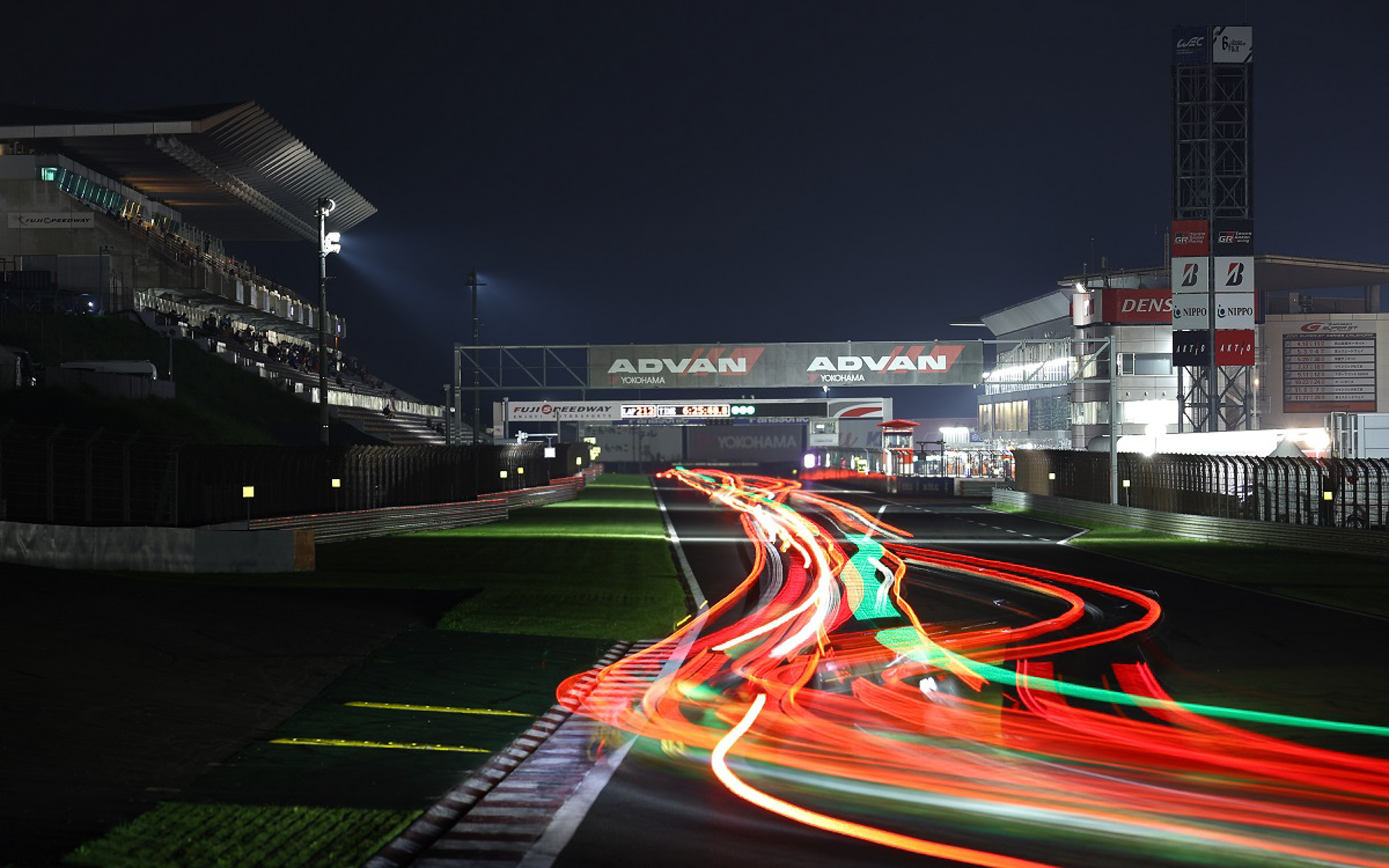 普段は味わえない夜のサーキットも楽しめる