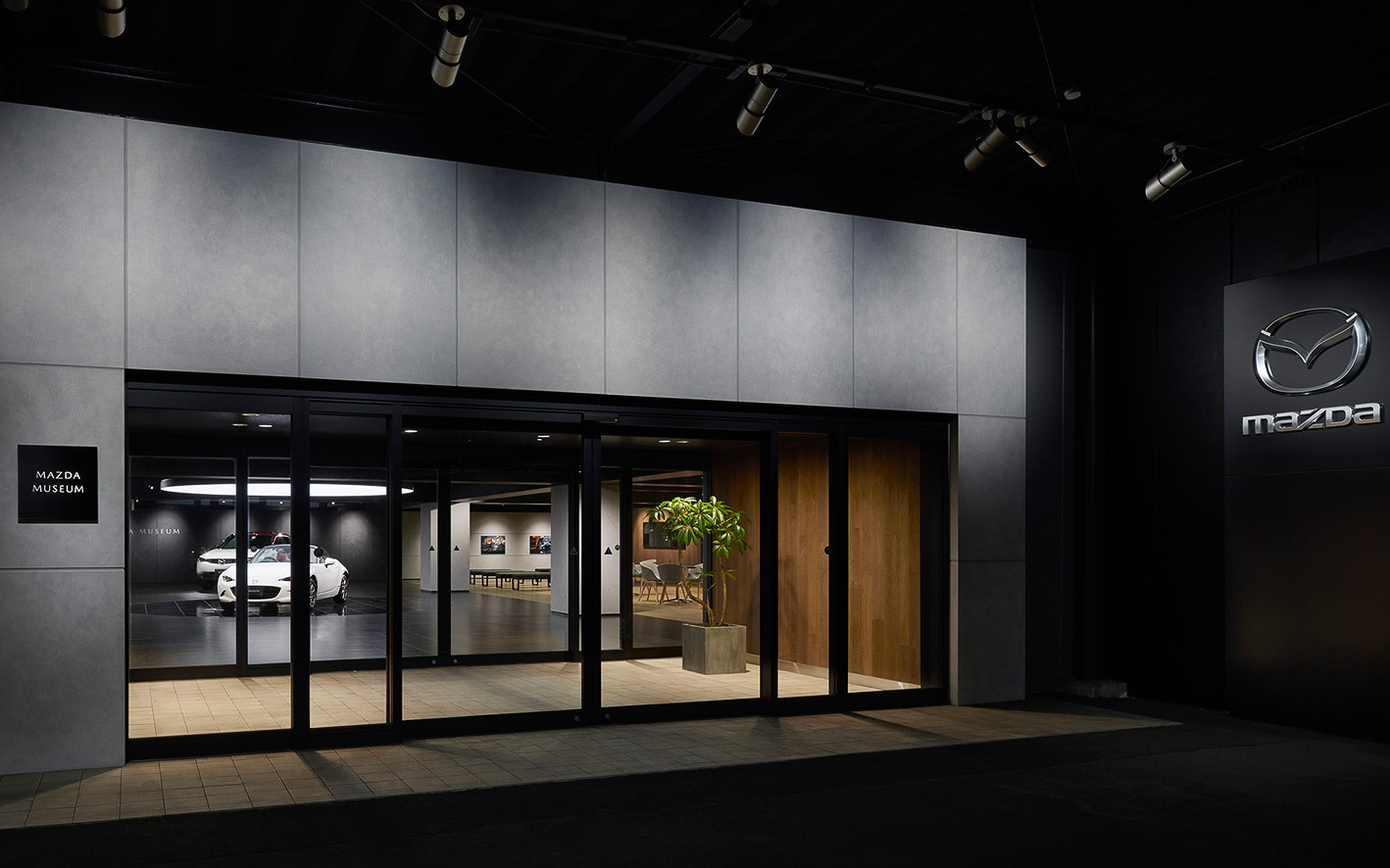 エントランス（ブランドスタイルを表現したホールと最新のマツダ車）