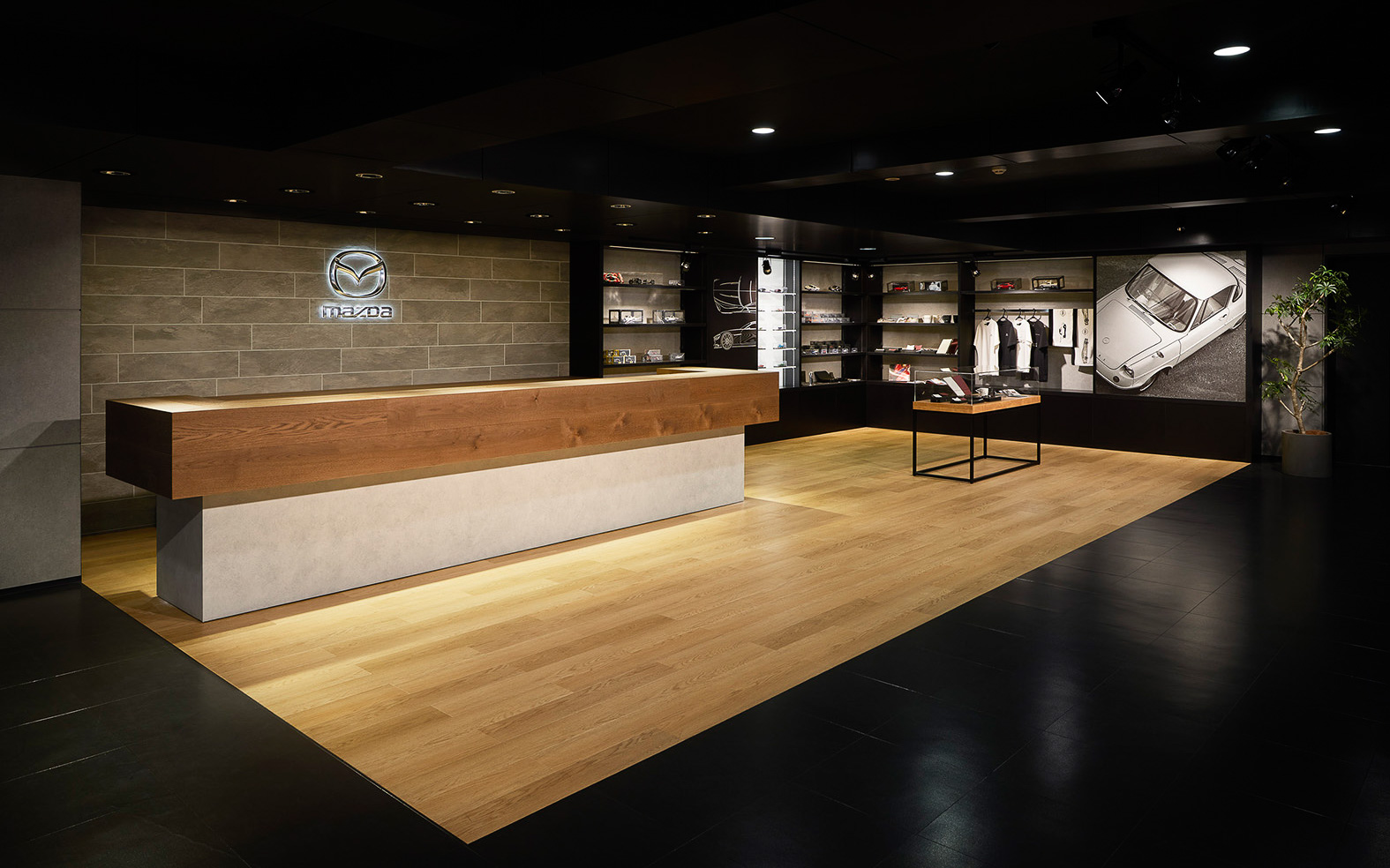 エントランス（ブランドスタイルを表現したホールと最新のマツダ車）