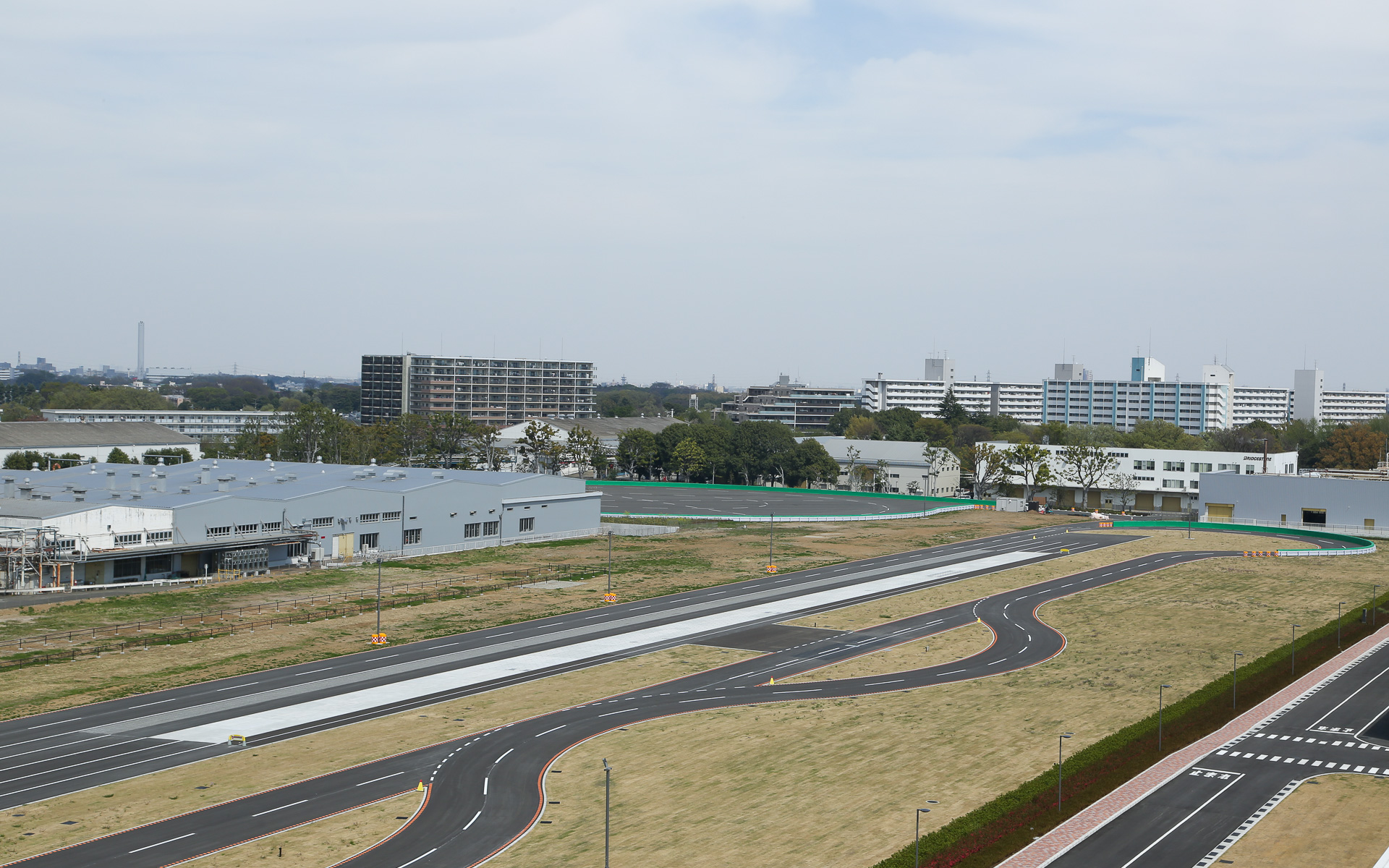 今回新たに開設したテストコース「B-Mobility（ビー モビリティ）」にはメカニックがすぐに作業を行なえるガレージも設置している