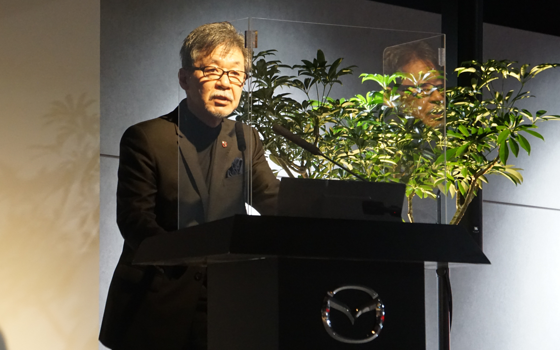 デザイン領域について説明したシニアフェロー ブランドデザイン 前田育男氏