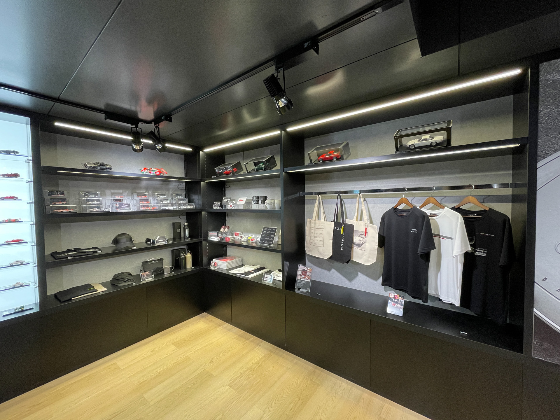 マツダミュージアム内に設置されたマツダグッズのお土産が買えるショップ