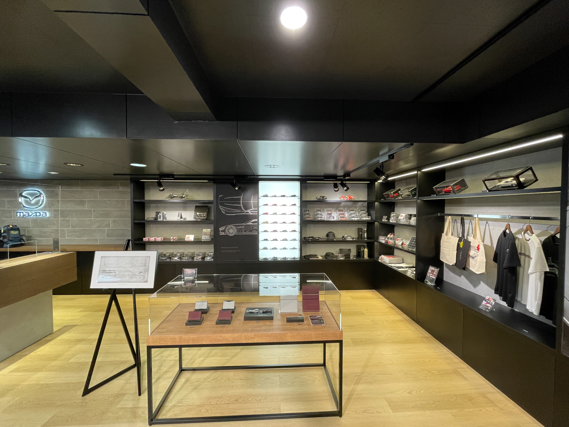 マツダミュージアム内に設置されたマツダグッズのお土産が買えるショップ