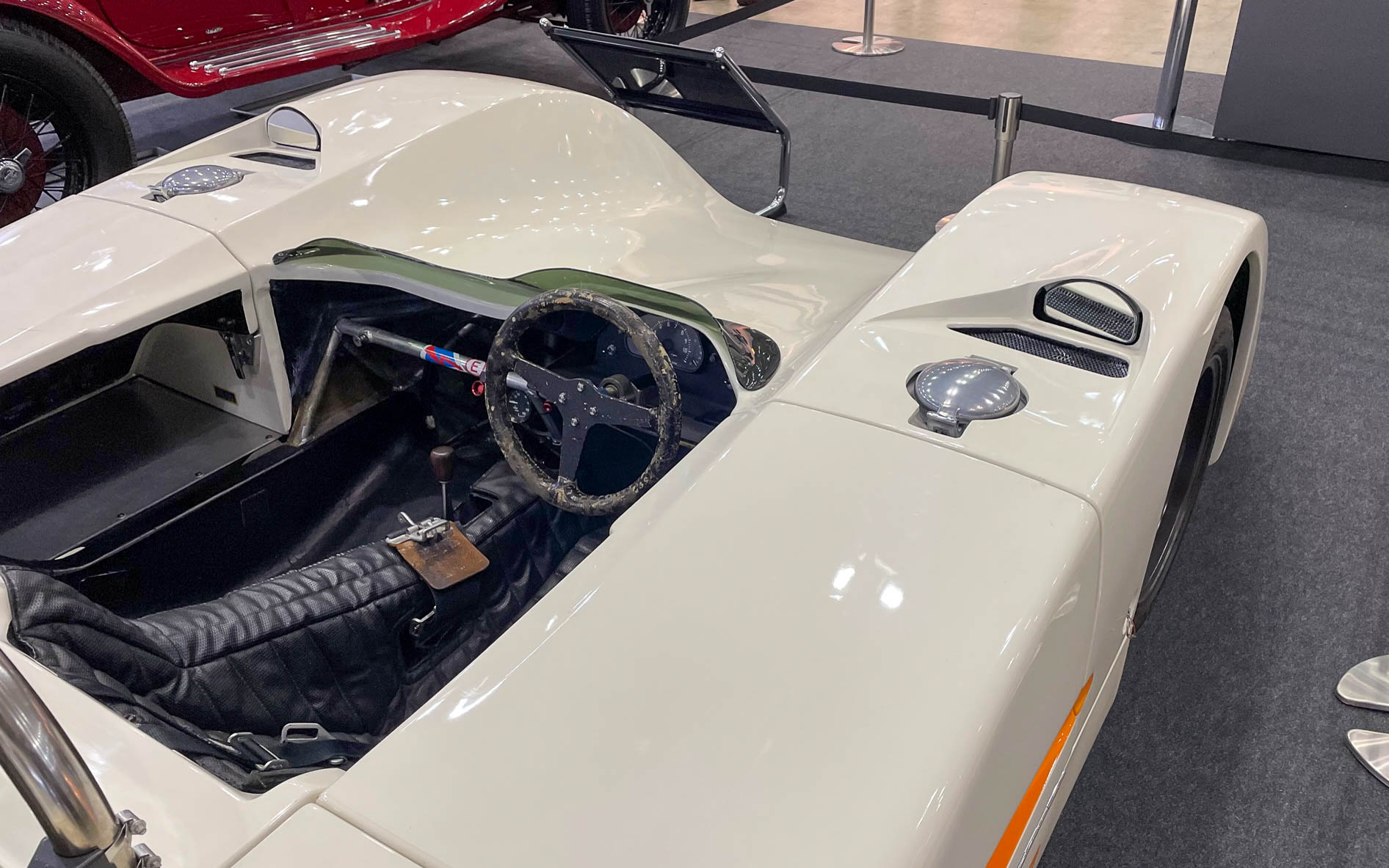 トヨタ7ターボのコクピット。現代のレーシングカーに比べるとシンプルな操作系でした