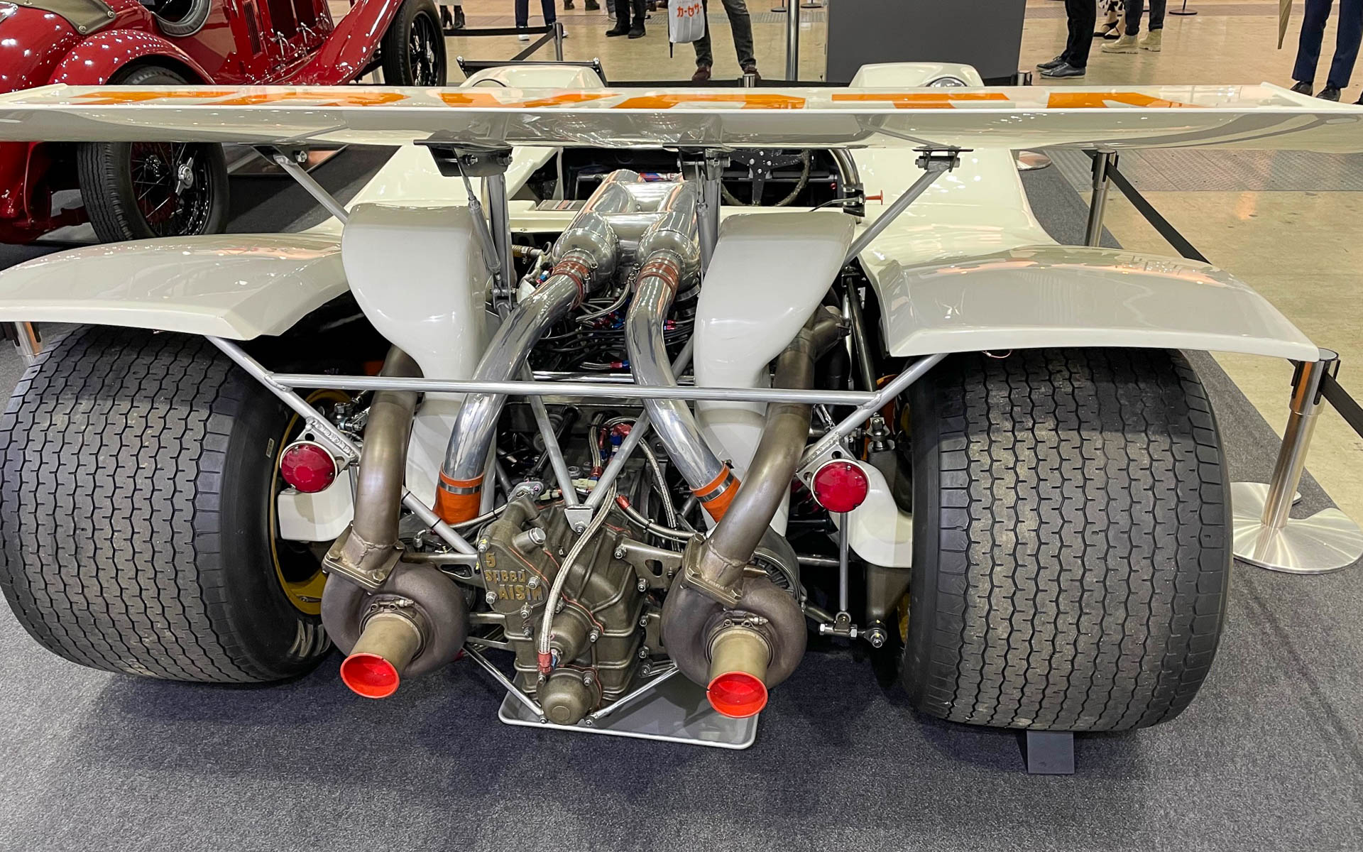 トヨタ7ターボのリアエンド。造形美が美しい。アイシン製の5速ギヤボックス。もちろん3ペダルです