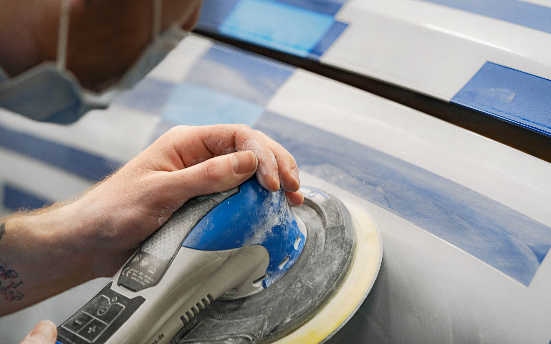 エクステリアの塗装はBMWグループ本社のディンゴルフィンおよびランツフート工場のプロフェッショナルが、色見本をルーペで何度も確認しながら200時間以上かけて手作業で実施