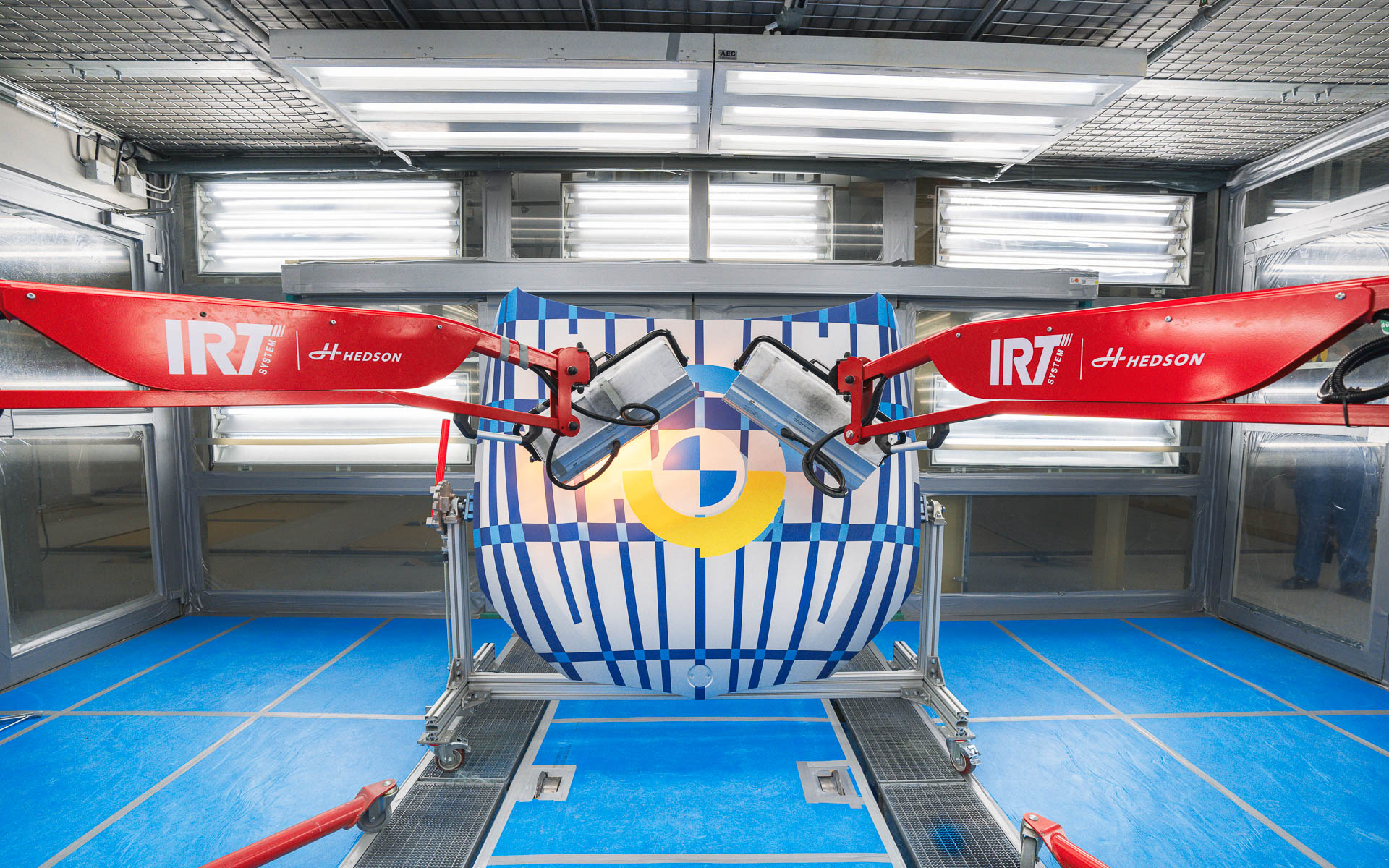 エクステリアの塗装はBMWグループ本社のディンゴルフィンおよびランツフート工場のプロフェッショナルが、色見本をルーペで何度も確認しながら200時間以上かけて手作業で実施